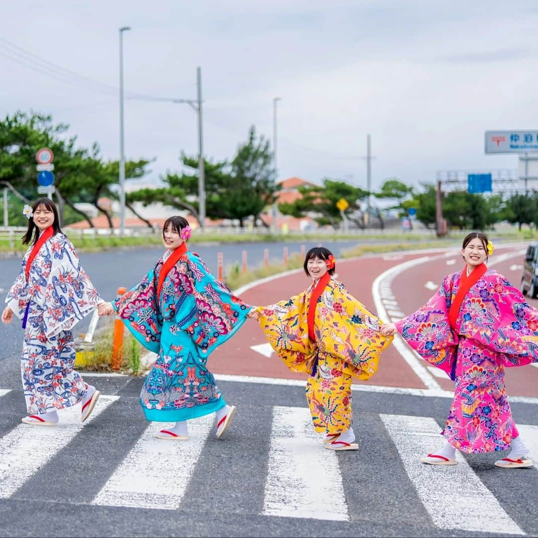 東京ウェディングカレッジさんのインスタグラム写真 - (東京ウェディングカレッジInstagram)「沖縄リゾートウェディング🌺  美しい自然 どこまでも広がる青い空と海 温かいうちなんちゅー  沖縄リゾートウェディングには語り尽くせない魅力があります(^^)  TWHでは、沖縄のリゾートウェディングやリゾートホテルを沖縄の皆様と一緒に盛り上げるため、さまざまな取り組みをしています◎  ★沖縄リゾートウェディング協会との連携 ★沖縄リゾートウェディングフェアの運営サポート ★沖縄リゾートホテル実習 ★沖縄プランナーアシスタント実習 ★沖縄リゾートウェディング企業説明会 などなど!  写真は23年度に実施した沖縄での研修や実習の様子です📷 実習中の休日には沖縄を満喫してますね  学生が参加した「沖縄リゾートウェディング研修」の学生レポートがBe.Okinawaというサイトで記事になりました! ぜひご覧ください  レポート① https://beokinawa-couple-anniversary.jp/topics/2023/08/student-matsuoka/  レポート② https://beokinawa-couple-anniversary.jp/topics/2023/08/student-honma/  在校生も、オーキャンに来てくれた高校生も、卒業生も、これから一緒にリゾートウェディングを盛り上げていきましょう♡  #沖縄リゾートウェディング #沖縄リゾートウェディング協会 #リゾートウェディング #リゾートホテル #ブライダル専門学校 #ブライダル学生」8月30日 17時31分 - weddingcollege