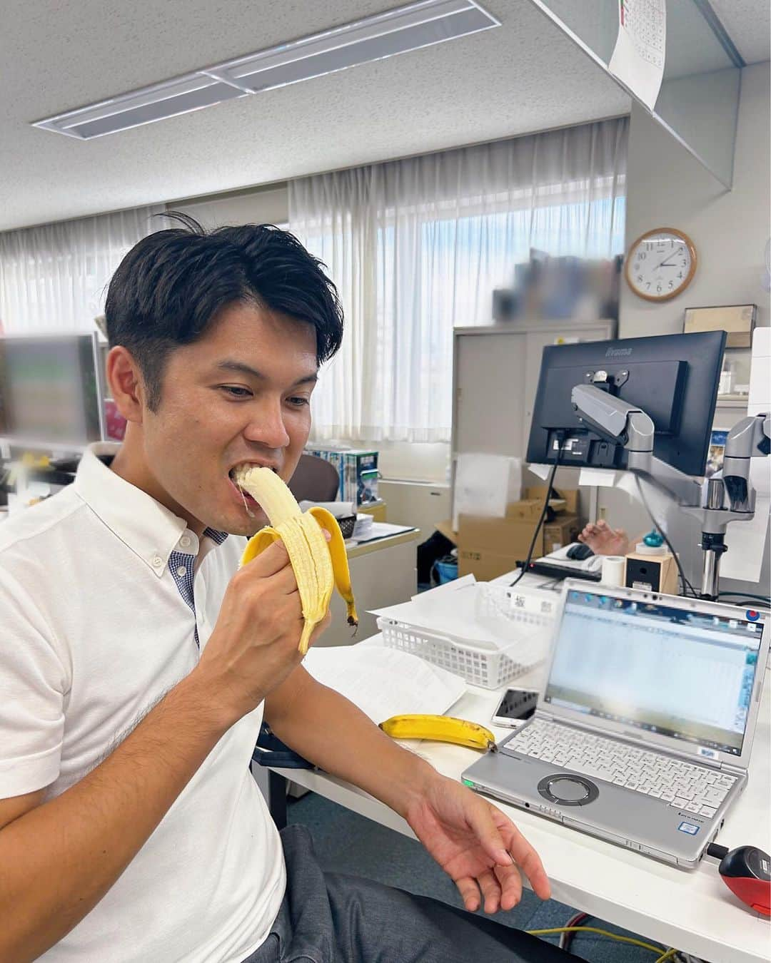 坂部友宏のインスタグラム：「正直...昼12時くらいからご飯食べると 18時台のOA中にお腹が鳴るんですよね〜 ...と関根さんとはよく話します  (本当にマイクに乗るんじゃないかと思うほどの音が...)  だから私は 14時過ぎとかに昼ごはん食べる時が多め😙 早弁ならぬ遅弁  きょうは15時すぎにバナナ補給🍌 エネルギーは命！  #坂部友宏 #腹減り #バナナ  #ゆうなび #BSNニュース」