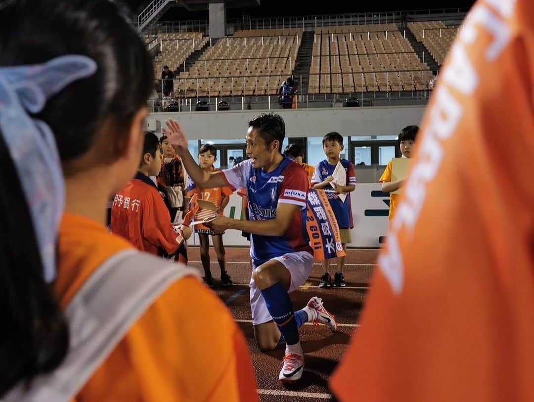 森脇良太さんのインスタグラム写真 - (森脇良太Instagram)「誘ってんじゃんシート⚽️  前節、讃岐戦は40名の子供達が誘ってんじゃんシートから熱いエネルギーを送ってくれました🤩  子供達にとって試合から愛媛FCから何かを感じられる！そんな瞬間になってくれたら嬉しいなぁ😊  そのためには森脇もしっかりピッチの上で気持ちを表現しなくちゃいけないですね‼️🔥  子供達からもらったメッセージに、 この試合の事を夏休み最後の絵日記に書きます！ と沢山書いてありました。  こんな嬉しい事はない😭  子供達にとって夏休みの中でほの少しでもいいから素晴らしい時間になってたら嬉しいですね(^^)  最後、挨拶の時に子供達の輝いてた目が忘れられない…  小学生のみんな！ 2学期もエンジン全開で頑張るんだぞ😆 自分らしくね👍  #誘ってんじゃんシート #小学生 #夏休み #絵日記  @ehimefc12  @ehimefc_1cut  @jleaguejp  #愛媛FC #Jリーグ #J3」8月30日 16時01分 - moriwaki46_official