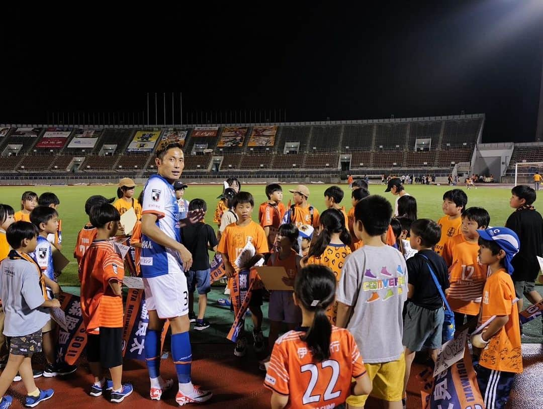 森脇良太さんのインスタグラム写真 - (森脇良太Instagram)「誘ってんじゃんシート⚽️  前節、讃岐戦は40名の子供達が誘ってんじゃんシートから熱いエネルギーを送ってくれました🤩  子供達にとって試合から愛媛FCから何かを感じられる！そんな瞬間になってくれたら嬉しいなぁ😊  そのためには森脇もしっかりピッチの上で気持ちを表現しなくちゃいけないですね‼️🔥  子供達からもらったメッセージに、 この試合の事を夏休み最後の絵日記に書きます！ と沢山書いてありました。  こんな嬉しい事はない😭  子供達にとって夏休みの中でほの少しでもいいから素晴らしい時間になってたら嬉しいですね(^^)  最後、挨拶の時に子供達の輝いてた目が忘れられない…  小学生のみんな！ 2学期もエンジン全開で頑張るんだぞ😆 自分らしくね👍  #誘ってんじゃんシート #小学生 #夏休み #絵日記  @ehimefc12  @ehimefc_1cut  @jleaguejp  #愛媛FC #Jリーグ #J3」8月30日 16時01分 - moriwaki46_official