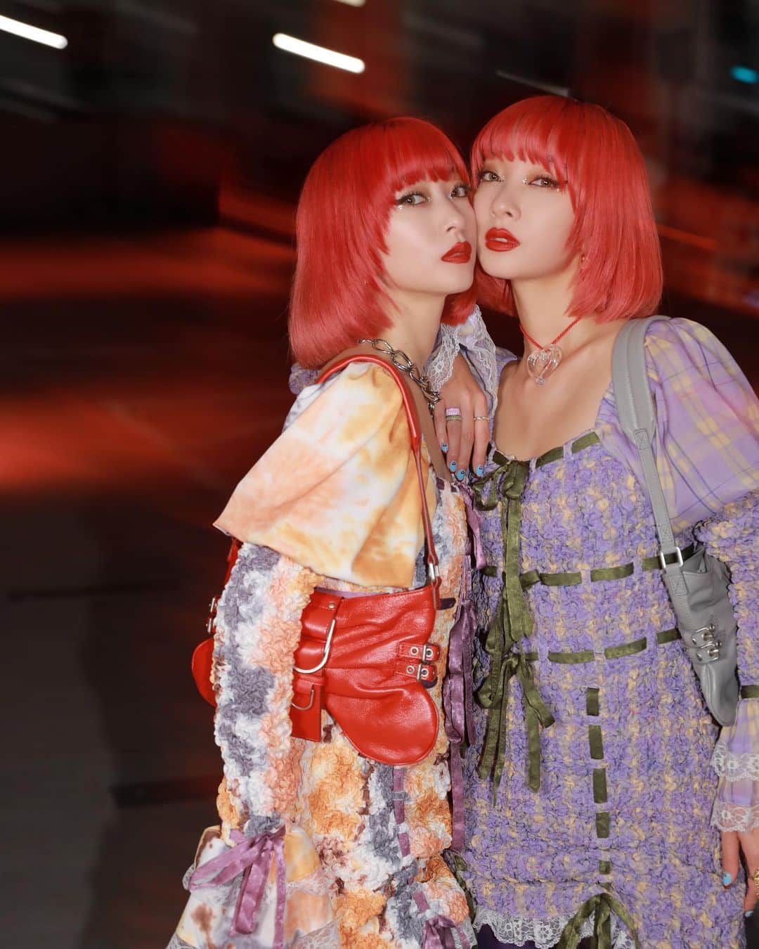 AMIのインスタグラム：「pameopose 10thanniversary❤️‍🔥  大好きなpeliちゃんが創るクリエイティブ。 お洋服、空間、全てに愛を感じるコレクションでした🌹 感動して涙が出るのを堪えていました😢✨ 真っ直ぐに純粋に服作りに向き合ってきたpeliちゃんの魅せてくれる世界に心が躍りました💫 かっこよくて優しくて素敵なpeliちゃん。 10周年おめでとう御座います🥳💕これからもpeliちゃん、pameoposeの発信するファッションを楽しみにしています🍀  @peli4649  @pameopose   #pameopose  #pameopose10thanniversary」