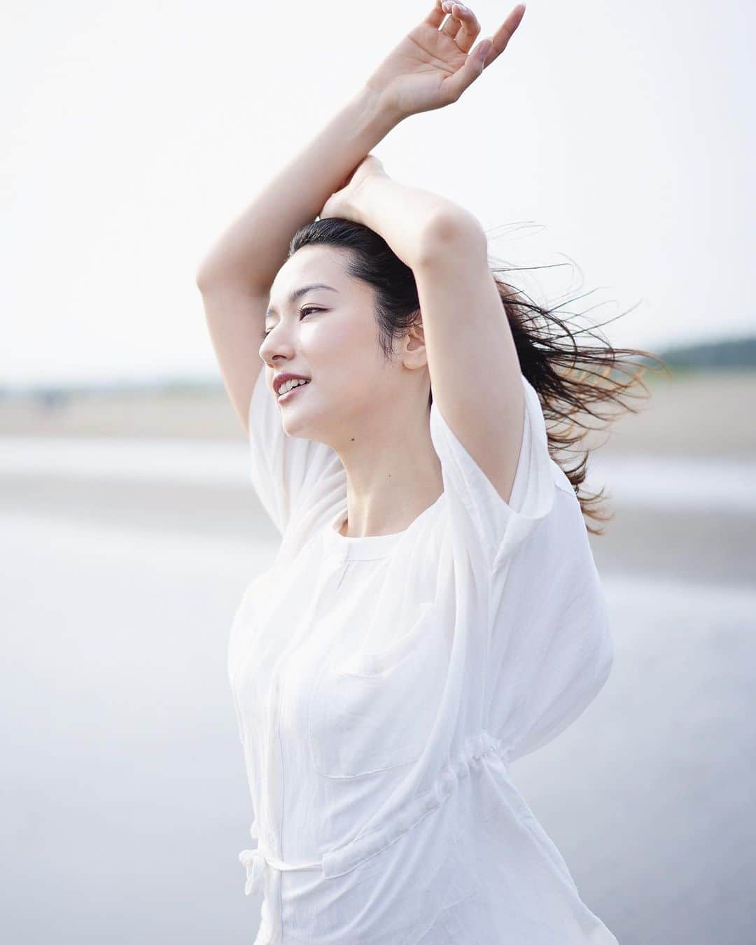 黒澤はるかさんのインスタグラム写真 - (黒澤はるかInstagram)「🪸  熱い想いがあることのほうが 空回りしたりして 自分の不器用さが嫌になって どうでも良くなって どうでも良いと思いたくなって 今までにないことを 自分らしくなさそうなことを してみたり  思ってもないことを言ってみたり  何も分からない場所に 飛び込んでみたり  そうやっていろんなところを泳いでいって また自分の真ん中が目立ってきて これが私かって いつもの中に戻る  戻れればいいんだけど  いつもと違って あれ、こっちなのかもしれないって こっちの方が心地いいかもしれないって 遠くに泳いだまま 戻れなくなったら 旅の始まりなのか 迷子になっただけなのか  分からなくて溺れそうになる。  だから顔を上げて 風に当たって 息を吸ってほぐれて 留まる必要があるのかな  こうしている私と こうしていない私が 幾方向にも伸びていく」8月30日 16時05分 - haruka_offi