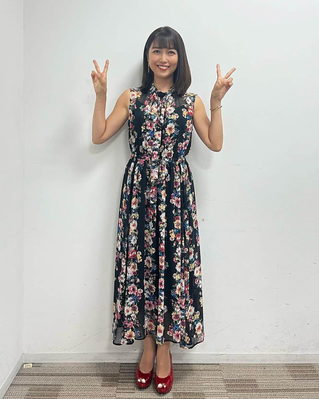 新妻聖子のインスタグラム：「時系列バラバラですが、最近のお衣装たち👗  9/5(火)放送予定 日本テレビ「さんま御殿」で着用した#ロイスクレヨン のワンピース、ここ最近来たお洋服の中で一番着痩せして見えました！（日焼けしたから締まって見えるという説もある😇）  ・  7/25放送 フジテレビ「今夜はナゾトレ」で着用した#スナイデル の上下は、両親からの評判がすこぶる良かった（笑）水色🩵と白🤍の組み合わせは爽やかですよね〜  ・  8/17放送 日本テレビ「「秘密のケンミンSHOW極」で着用したのはアートな柄のブラウスとスカートのセットアップ！ なんか1枚目のワンピースと雰囲気似てるなぁと思ったら偶然同じブランドでした！笑 #新妻聖子」