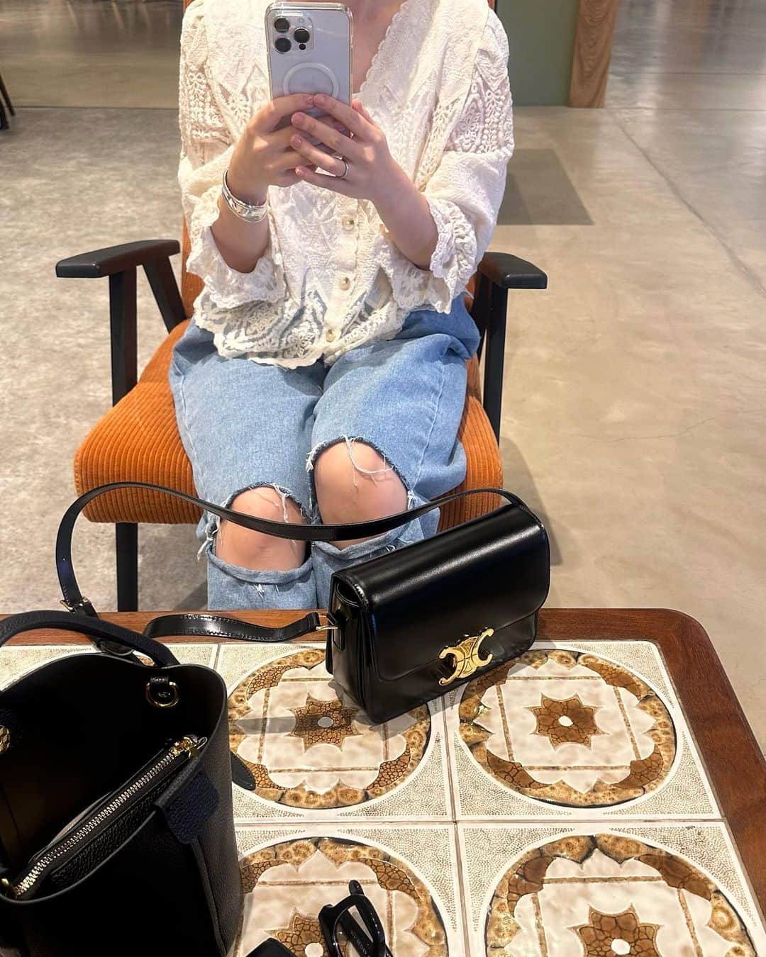 おまめ（Miki）のインスタグラム：「日常☕️ レースカーディガン、気になるバスト周りが 着痩せして見えるの嬉しいポイント🐖🐖 バッグはずっと欲しかったやつ 年明けにある記念に買ったやつだから 大切に大切に使ってます❤︎ ⁡ ⁡ tops @agawd__select  denim @agawd_select sandal @agawd_select hair band @agawd2020 （昔の） bag @celine」