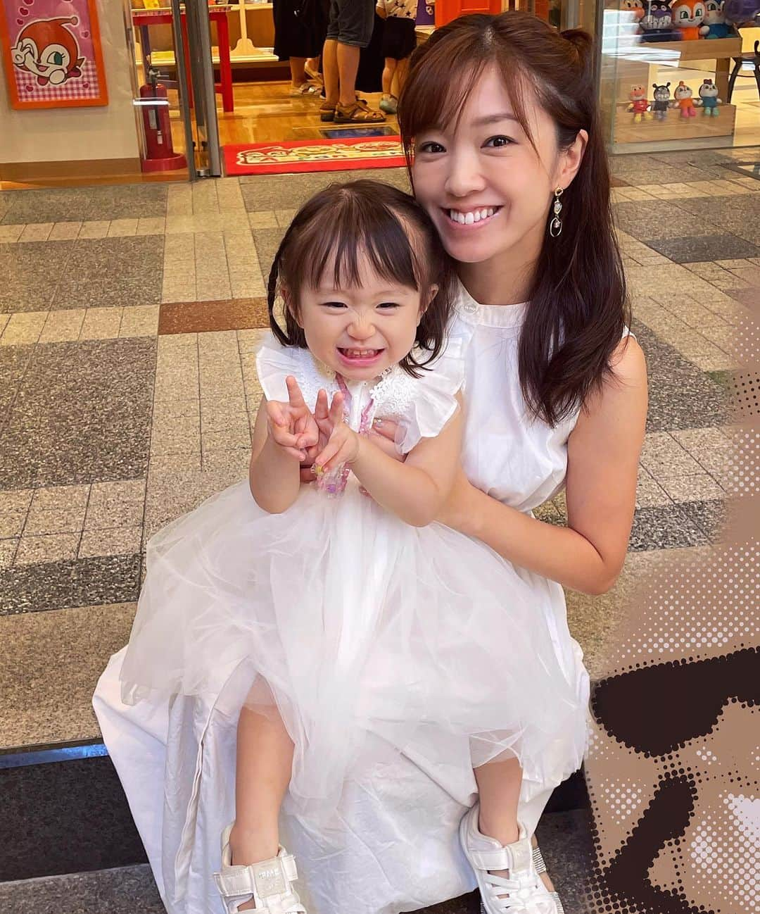 齊藤夢愛のインスタグラム：「娘が2歳になりました🎂💕 . 今日はアンパンマンミュージアムで母と姉と一緒にお祝いしてきたよ👏🎉 . 2年前、たった1人で36時間ものお産をし、産んでからも一日中寝ない娘を毎日10時間以上抱っこし続けたり、初めての事ばかりで奮闘しながらも、家族や友人、いつも応援して下さる方々からの支えでここまでくることができたなぁとしみじみ感じています🥲 . そして何より、成長していく娘を毎日見ていられることが楽しく、この上ない喜びに感じられる日々が幸せです😌 . 私も、ママ2歳！まだまだ周りに甘えっぱなしの新米ママですが、娘と共に成長していきたいと思います💪 . おめでとう^ ^産まれてきてくれてありがとう。 .」