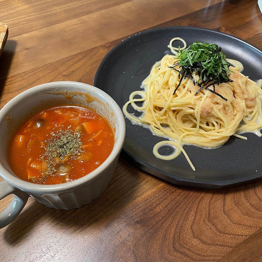 のインスタグラム：「ええセットができたでぇー。 うまいでー。 明太パスタにミネストローネ風やでぇー。 たまには作るでぇー。 #永島知洋 #明太パスタ #ミネストローネ #じたくごはん」