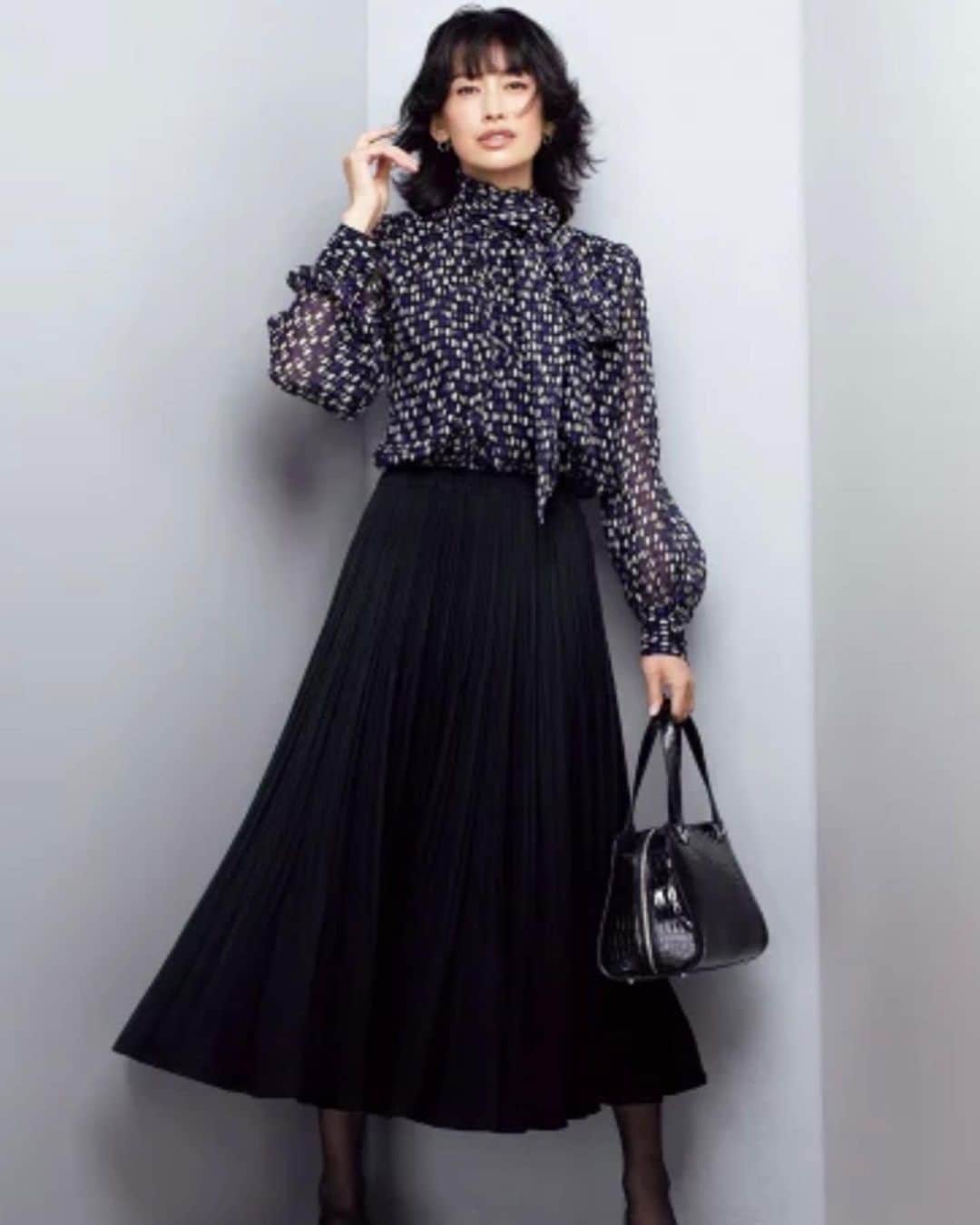 高橋里奈のインスタグラム：「DAMA Collection DAMA premium  ダーマプレミアム  2023  Autumn & Winter  vol.18  @dama_jp  dinos カタログ  残暑が厳しい毎日ですが 日暮れがどんどんと早くなり　 どこからか吹く風も少し秋の気配を 感じます。 秋は短く寒い冬もやってきます。 心が楽しくなるような服を見つけて 楽しまなきゃ。🍂」