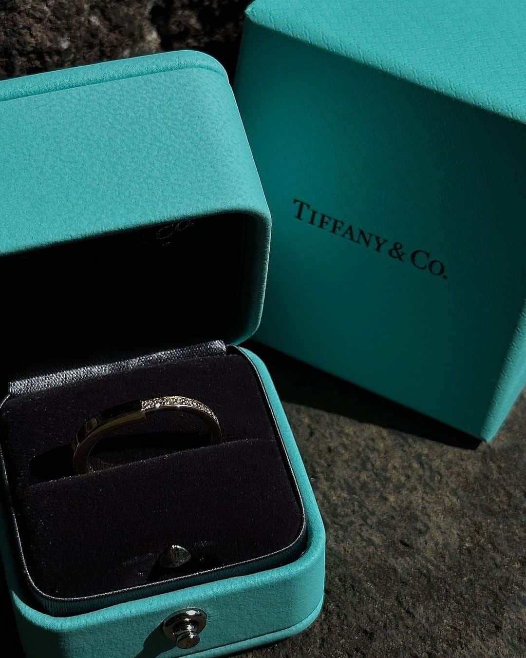 三吉彩花さんのインスタグラム写真 - (三吉彩花Instagram)「-Tiffany&Co.-  【Tiffany Lock】  2023年1月にローンチしたTiffany Lockは ブランドの重要なモチーフでもあるパドロック(南京錠)から インスパイアされて誕生した、 新アイコニックコレクション。  絆を表現するアイテムとして用いられてきた南京錠の様に 大切な人や物との強固なつながりを 繊細に大胆に、美しく表現。  私自身いつもTiffanyを身につけて思うのは ジュエリーひとつひとつとの出会いを 鮮明に覚えているということ。  いつ、どんな時も 一緒に旅をしてくれる大切なパートナーたち。  この新時代を象徴するコレクションで 貴方も是非、大切な人たちとの絆を 特別なものにして欲しいです💍  @tiffanyandco  #TiffanyLock #TiffanyandCo #TiffanyPartner」8月30日 16時10分 - miyoshi.aa