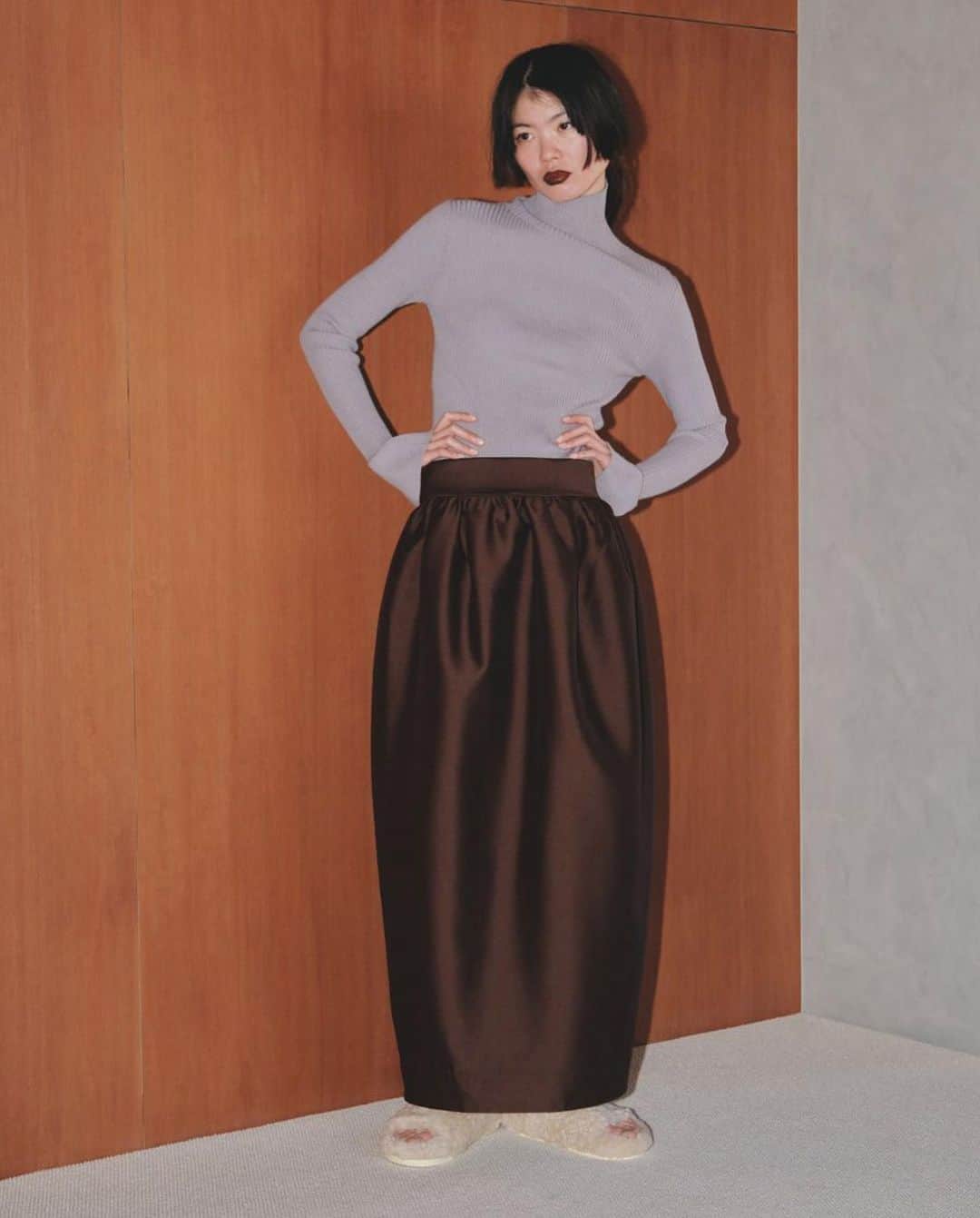 lifes_officialさんのインスタグラム写真 - (lifes_officialInstagram)「09.01（ fri ）in stock  Highwaist Balloon Skirt （ brown / black ）  程良く肉厚で上品な光沢がある生地感が魅力のバルーンスカート。ギャザーをふんだんにあしらいった腰回りのディテールと裾にかけてのコクーンシルエットとのバランスが女性らしい雰囲気の中にマニッシュな印象をプラス。シンプルなトップスをインして着て頂くのがおすすめです。  #lifes #todayful」8月30日 16時17分 - todayful_