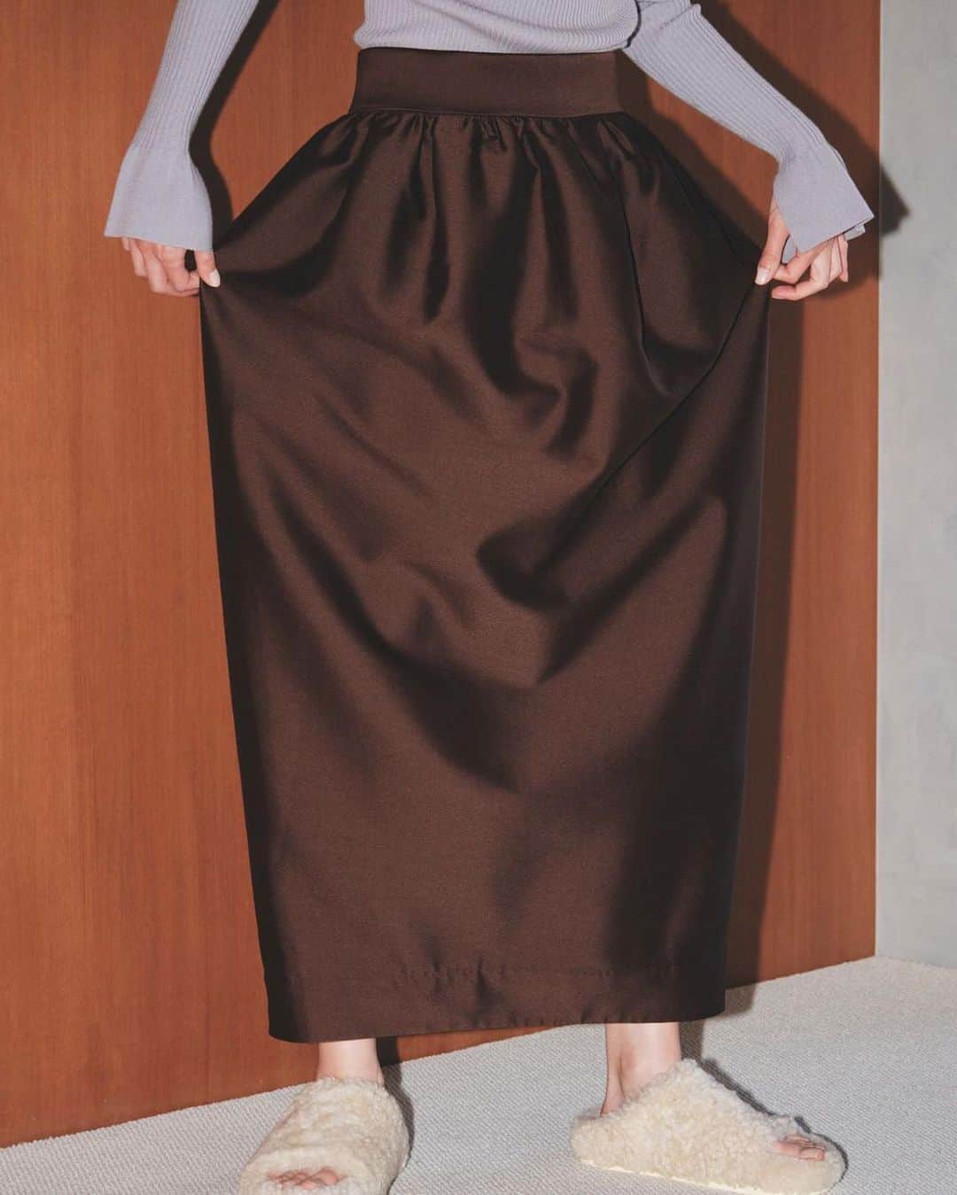 lifes_officialさんのインスタグラム写真 - (lifes_officialInstagram)「09.01（ fri ）in stock  Highwaist Balloon Skirt （ brown / black ）  程良く肉厚で上品な光沢がある生地感が魅力のバルーンスカート。ギャザーをふんだんにあしらいった腰回りのディテールと裾にかけてのコクーンシルエットとのバランスが女性らしい雰囲気の中にマニッシュな印象をプラス。シンプルなトップスをインして着て頂くのがおすすめです。  #lifes #todayful」8月30日 16時17分 - todayful_