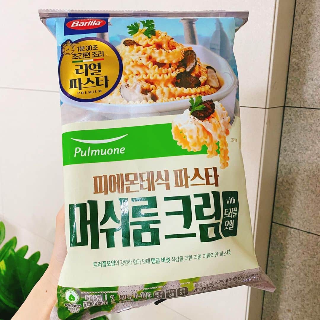 とぎもちさんのインスタグラム写真 - (とぎもちInstagram)「. 【韓国 🇰🇷KOREA】  韓国スーパーで買った レトルトのマッシュルームクリームパスタ🍝  うねうねの麺が魅力的で買ってみた♪  トリュフオイルで ちょい高級感😋  ウェゲインバンアッカンの 米粉フランスパン焼いて 一緒に食べたら最高だった🥖  #マッシュルームクリームパスタ #クリームパスタ #韓国 #韓国スーパー #韓国マート #韓国レトルト食品 #ウェゲインバンアッカン #フランスパン #韓国パン #韓国パン屋 #머쉬룸크림파스타 #이마트 #とぎもちマッシュルームクリームパスタ #とぎもちパスタ #とぎもちクリームパスタ #とぎもちウェゲインバンアッカン #とぎもちパン」8月30日 16時14分 - togistagram
