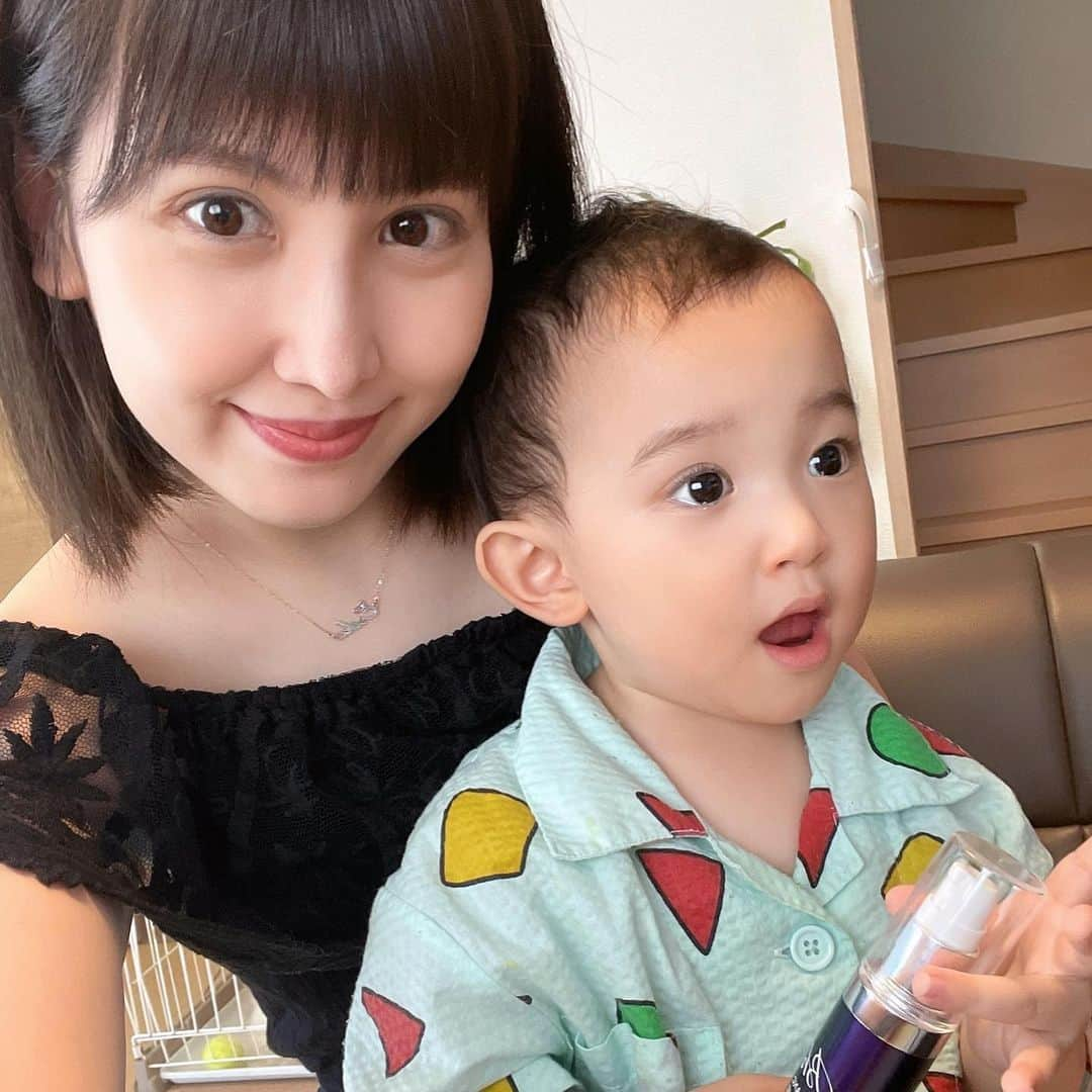 梅田えりかのインスタグラム：「推していきたい日焼け止め紹介させて❣️  紫外線吸収剤不使用のケミカルフリーで元アトピーの開発者さんが考えた無添加の日焼け止めなんだけど😳✨  私も元アトピーだったからとても安心感ある🥹それに無添加だから赤ちゃんに使えるのも良いところ👏👏  美容液成分もたっぷりだからカピカピに乾くこともなかったし肌もワントーン明るくなって艶感も抜群にあって完璧だよこれ😍👌🏻  これ塗って口紅だけで過ごしてます🫡  BLANCHOMMEさまさまですぅ🤤  #BLANCHOMME #ブランオム #日焼け止め #日焼け止め下地 #下地 #紫外線対策 #美白 #uvケア #スキンケア #無添加化粧品 #無添加 #無添加コスメ #ノンケミカル #シミ対策」