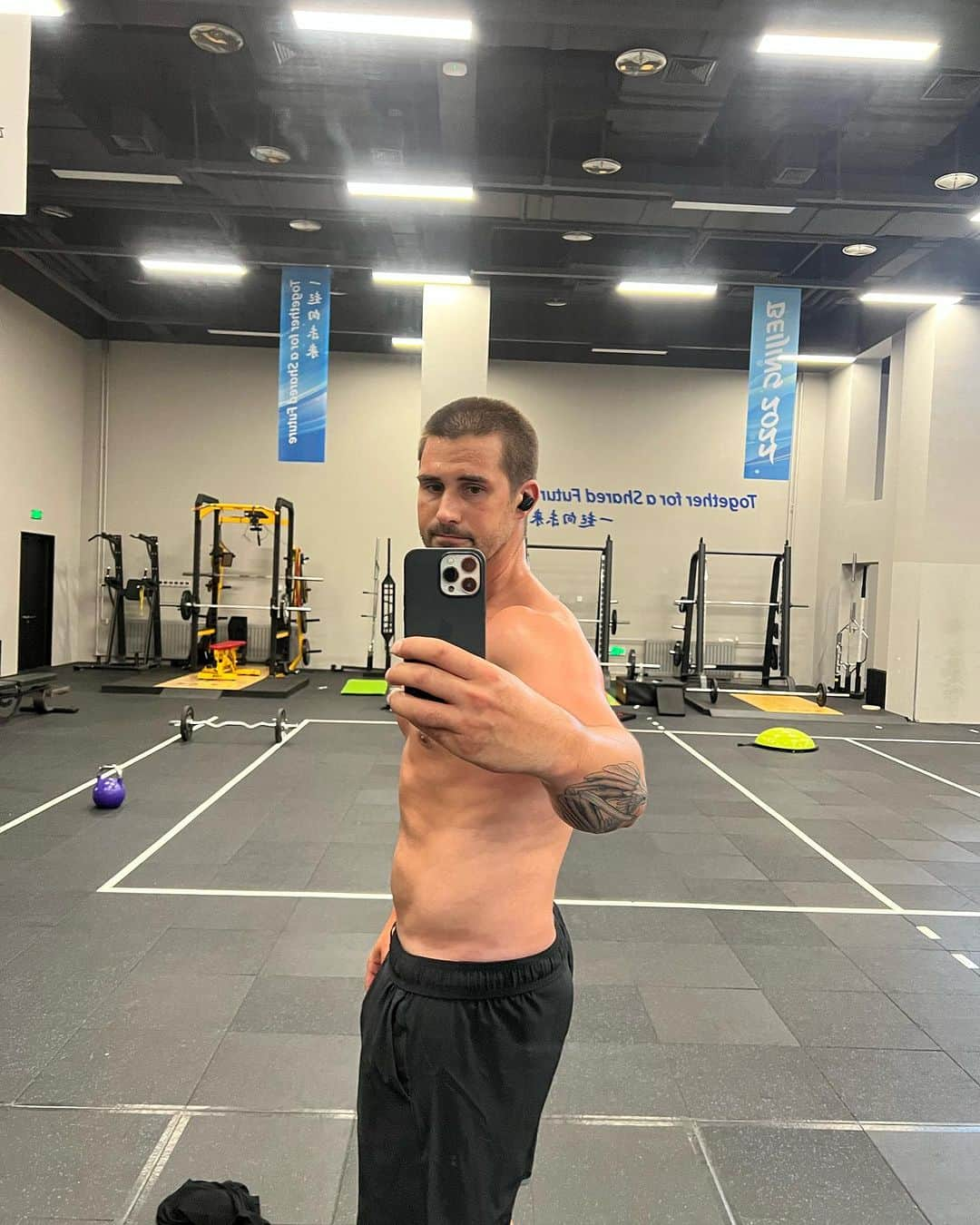 ザカリー・ダナヒューさんのインスタグラム写真 - (ザカリー・ダナヒューInstagram)「Post-Pump, Pre-Cardio Honesty Shots Workout #2 (Honesty Time 👇)  This past year post-retirement has been a whirlwind. Chaotic is a gentle word for it. And while I’m grateful to God for the lessons along the way, my biggest shame and disappointment in myself is the loss of my health and fitness level and the stress and anxiety that came with it.  For pretty much the entirety of my career, I hated my body. I’ve never been thin or lean, and I was constantly told I needed to lose weight. Compared to all the other skaters. Through all of junior and 2 Olympic cycles, I struggled with self image and trying to fit in to everyone else’s idea of what a skater should look like (as if skaters aren’t athletes too? 🤔) I definitely allowed this to affect the way I ate. I avoided workouts trying to stay smaller. A judge or coach, even other competitors, would make a comment and I’d go home and try some extreme diet for 3 days before getting discouraged and bitter. I let other people determine my self esteem and self image. I could get into the nastiness of people opinions, but it’s not my main point and I recognize that while this is my personal struggle, other people have it way worse, especially women in sport.While I have dealt with other peoples  voices in my head, my own still takes some battling. So I am using this platform to force some honesty and accountability from myself. I’m in China, literally training in the building @splashmadison and I won our Olympic medals in while I train some of Chinas best and upcoming. So for the next 5 weeks, this venue/space is my playground and I’m gonna kick my body into shape.  #accountability #newbodywhodis #fitness #athleteforlife #olympian #beijing2022 #nofilter #honesty #longroadahead」8月30日 16時19分 - zachtdonohue