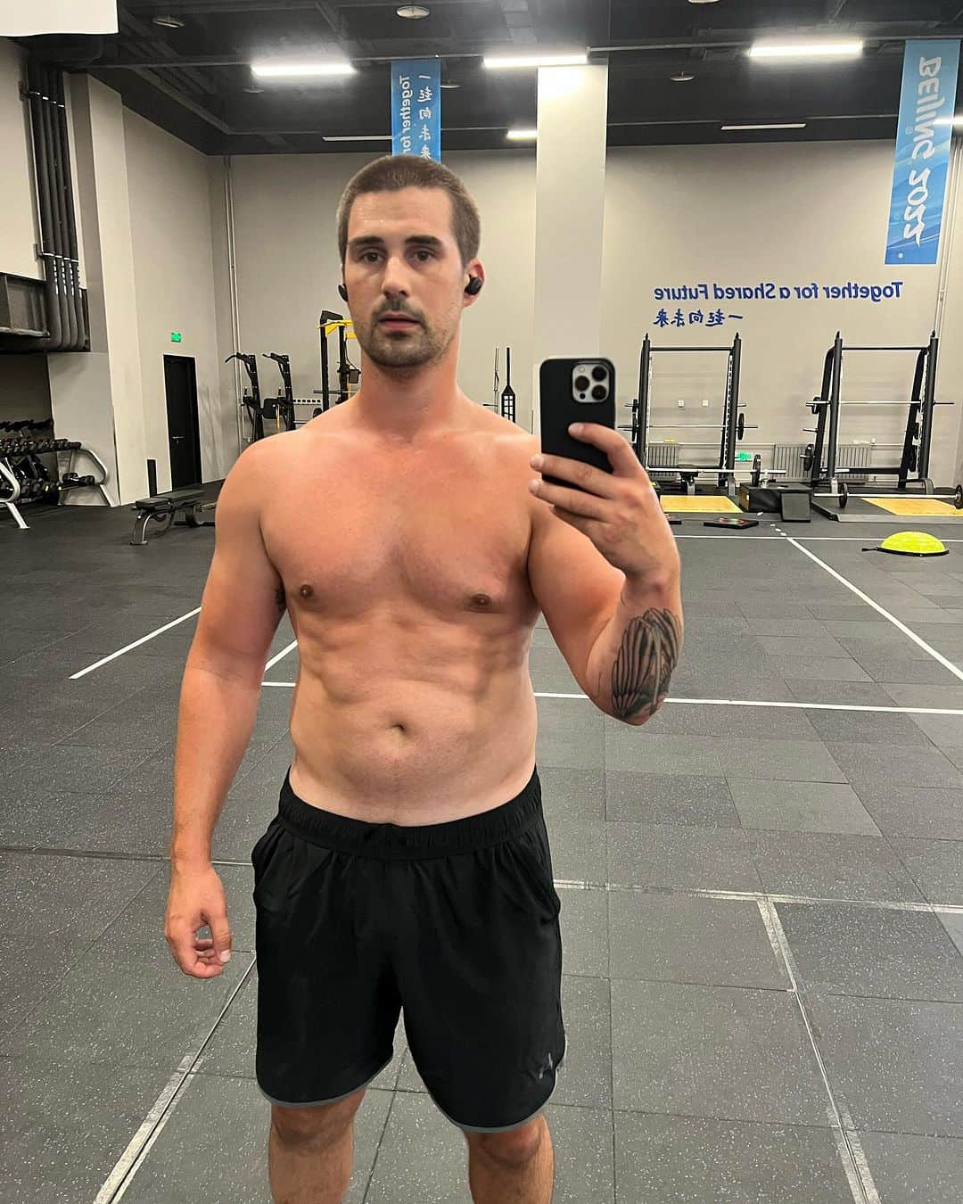 ザカリー・ダナヒューさんのインスタグラム写真 - (ザカリー・ダナヒューInstagram)「Post-Pump, Pre-Cardio Honesty Shots Workout #2 (Honesty Time 👇)  This past year post-retirement has been a whirlwind. Chaotic is a gentle word for it. And while I’m grateful to God for the lessons along the way, my biggest shame and disappointment in myself is the loss of my health and fitness level and the stress and anxiety that came with it.  For pretty much the entirety of my career, I hated my body. I’ve never been thin or lean, and I was constantly told I needed to lose weight. Compared to all the other skaters. Through all of junior and 2 Olympic cycles, I struggled with self image and trying to fit in to everyone else’s idea of what a skater should look like (as if skaters aren’t athletes too? 🤔) I definitely allowed this to affect the way I ate. I avoided workouts trying to stay smaller. A judge or coach, even other competitors, would make a comment and I’d go home and try some extreme diet for 3 days before getting discouraged and bitter. I let other people determine my self esteem and self image. I could get into the nastiness of people opinions, but it’s not my main point and I recognize that while this is my personal struggle, other people have it way worse, especially women in sport.While I have dealt with other peoples  voices in my head, my own still takes some battling. So I am using this platform to force some honesty and accountability from myself. I’m in China, literally training in the building @splashmadison and I won our Olympic medals in while I train some of Chinas best and upcoming. So for the next 5 weeks, this venue/space is my playground and I’m gonna kick my body into shape.  #accountability #newbodywhodis #fitness #athleteforlife #olympian #beijing2022 #nofilter #honesty #longroadahead」8月30日 16時19分 - zachtdonohue