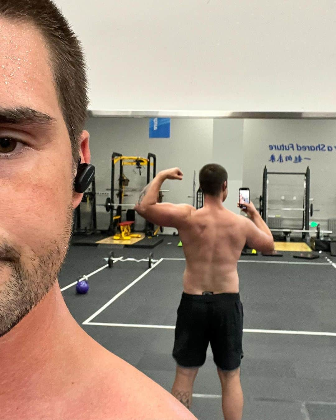 ザカリー・ダナヒューさんのインスタグラム写真 - (ザカリー・ダナヒューInstagram)「Post-Pump, Pre-Cardio Honesty Shots Workout #2 (Honesty Time 👇)  This past year post-retirement has been a whirlwind. Chaotic is a gentle word for it. And while I’m grateful to God for the lessons along the way, my biggest shame and disappointment in myself is the loss of my health and fitness level and the stress and anxiety that came with it.  For pretty much the entirety of my career, I hated my body. I’ve never been thin or lean, and I was constantly told I needed to lose weight. Compared to all the other skaters. Through all of junior and 2 Olympic cycles, I struggled with self image and trying to fit in to everyone else’s idea of what a skater should look like (as if skaters aren’t athletes too? 🤔) I definitely allowed this to affect the way I ate. I avoided workouts trying to stay smaller. A judge or coach, even other competitors, would make a comment and I’d go home and try some extreme diet for 3 days before getting discouraged and bitter. I let other people determine my self esteem and self image. I could get into the nastiness of people opinions, but it’s not my main point and I recognize that while this is my personal struggle, other people have it way worse, especially women in sport.While I have dealt with other peoples  voices in my head, my own still takes some battling. So I am using this platform to force some honesty and accountability from myself. I’m in China, literally training in the building @splashmadison and I won our Olympic medals in while I train some of Chinas best and upcoming. So for the next 5 weeks, this venue/space is my playground and I’m gonna kick my body into shape.  #accountability #newbodywhodis #fitness #athleteforlife #olympian #beijing2022 #nofilter #honesty #longroadahead」8月30日 16時19分 - zachtdonohue