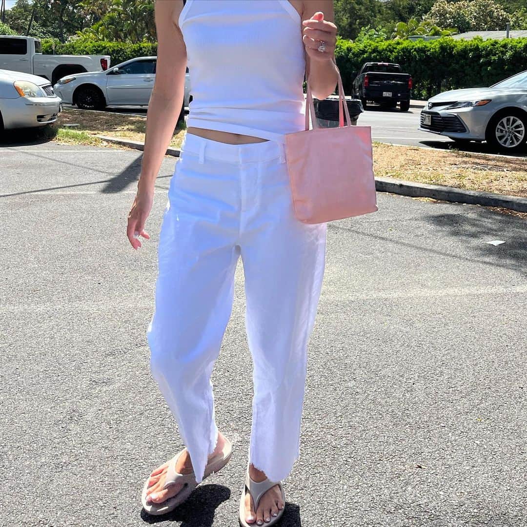 金子綾さんのインスタグラム写真 - (金子綾Instagram)「麻のパンツを初めて買いました。 ロンハーマンハワイ店で なんとなく、これからの旅スタイルにフィットしそうだな、と思い。 サイズ6。 腰で履くユルい感じも旅の時はノンストレスで良き。 #hawaii」8月30日 16時20分 - ayaaa0707