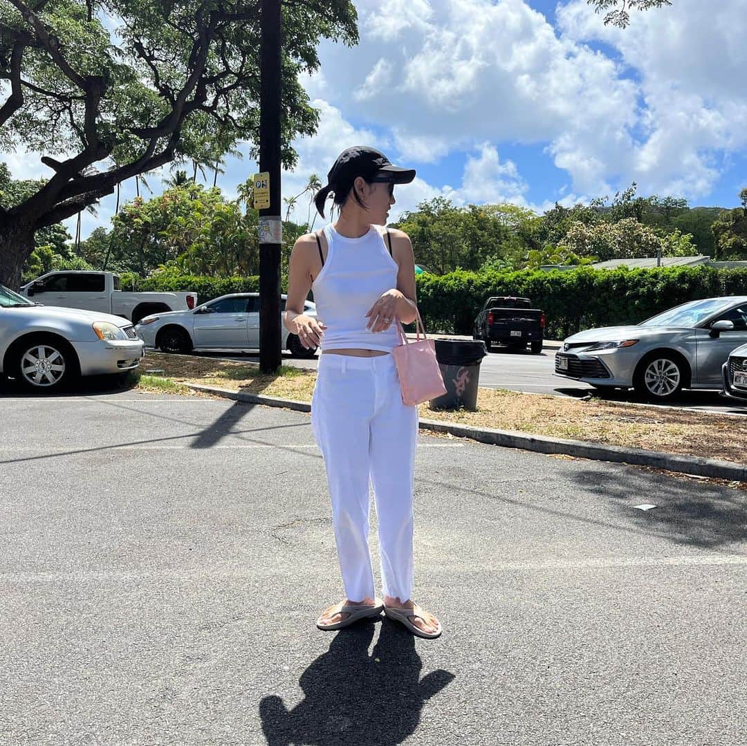 金子綾さんのインスタグラム写真 - (金子綾Instagram)「麻のパンツを初めて買いました。 ロンハーマンハワイ店で なんとなく、これからの旅スタイルにフィットしそうだな、と思い。 サイズ6。 腰で履くユルい感じも旅の時はノンストレスで良き。 #hawaii」8月30日 16時20分 - ayaaa0707