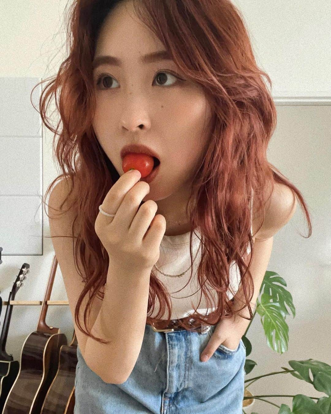 みきなつみさんのインスタグラム写真 - (みきなつみInstagram)「今年の夏は、トマトばっかり食べてた🍅 おかげさまで元気もりもりの夏を過ごせたな〜 時々変わったものが食べたくなって 最近は歯の形したグミ？買いました ロイズのポテチは北海道のお土産でもらったのを 大事にちびちび食べてます〜、ククク。 最近ハマってる食べ物ありますか〜？🫠」8月30日 16時20分 - orangeenaa