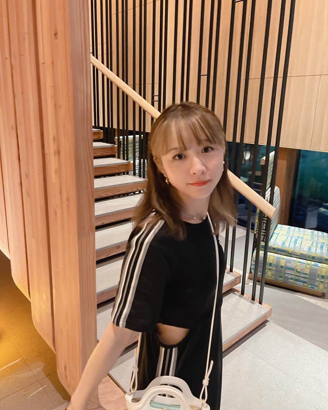 槙田紗子のインスタグラム：「アホ面と脇腹チラ」