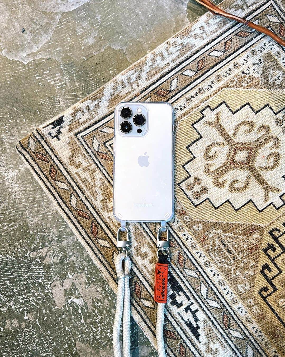 イアリサのインスタグラム：「----- わーい🙌 使ってみたかった @topologie.jp  私は ・Verdon Case Clear / iPhone 13 Pro ・8.0mm Rope Strap / Beige Melange にしました◎ 珍しくBeigeを選んでみた！  10%OFF クーポンコードあるらしいんで買うの迷ってた方ぜひ！  「arisa818-10」 有効期限 2023/9/8   #topologie  -----」