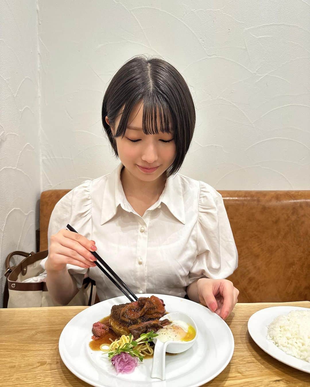 安部若菜さんのインスタグラム写真 - (安部若菜Instagram)「ハンバーーーーーグ！  最近食べて、とっても美味しかったんです！  皆さんにもおすそ分け🤤  皆さんの明日のお口がハンバーグになりますように🤤🤭  #ハンバーグ#大阪#大阪グルメ#大阪ランチ#天満#天満グルメ」8月30日 20時00分 - _wakapon_