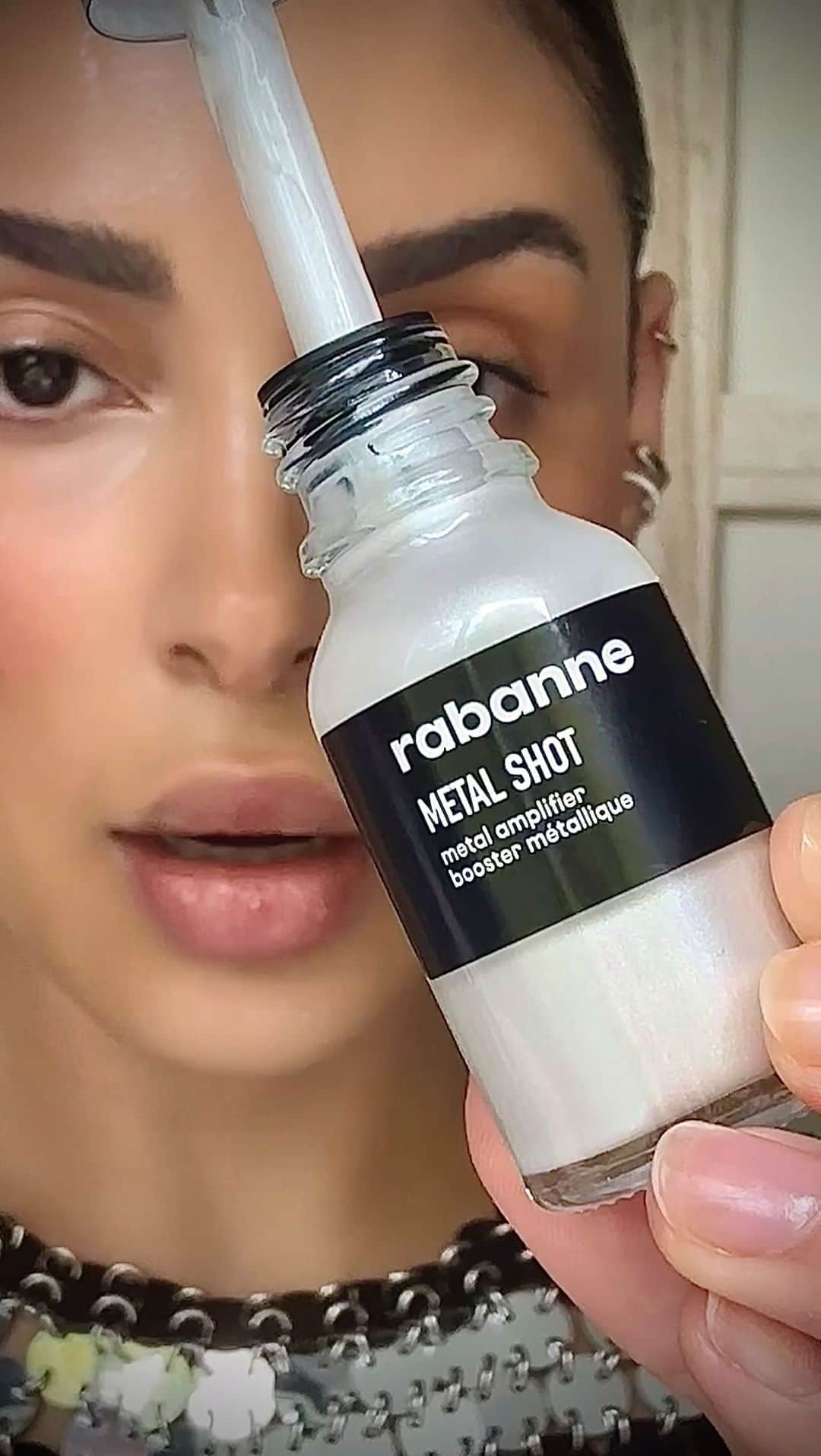 sananasのインスタグラム：「*publicite* @rabanne mood activated 🪩Tenez-vous prêts le make up Rabanne est là et il ne rigole pas. Intensité, pigmentation et tenue sont au RDV je suis bluffée par les quelques produits que j’ai testés en avant première 😍Et le fond de teint est dingue !   #Rabanne #Rabannemakeup #Rabannemoods」