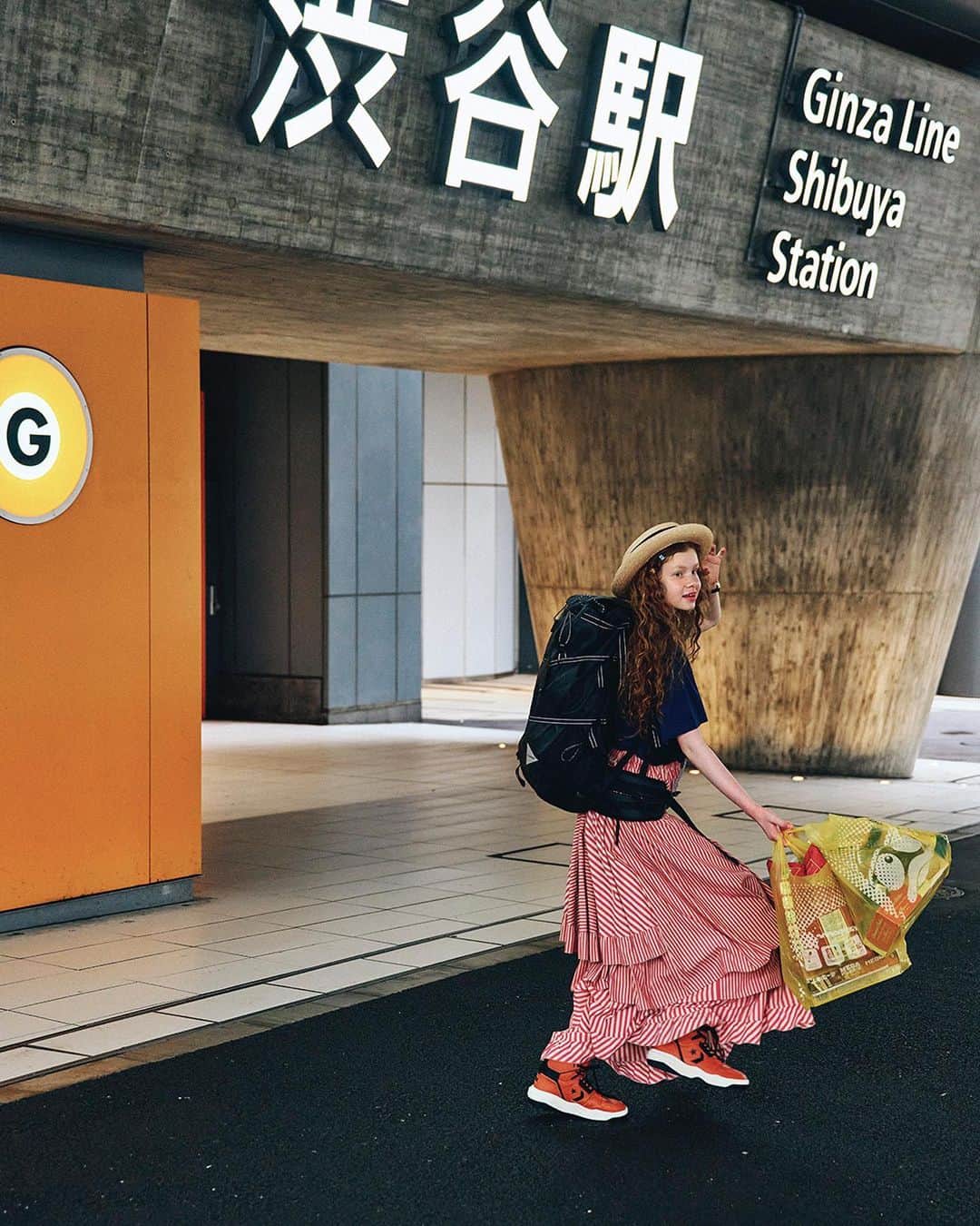 FUDGEさんのインスタグラム写真 - (FUDGEInstagram)「‣ ‣ ‣ずっと夢見てた最高にクールな街に、私はとうとうやってきた。 行きたい場所、やりたい事は山ほどあるから、よろしくね、私の頼れる旅の相棒たち。 大きなバックパックに荷物を詰め込んで、お気に入りのスニーカーを履いて、“Let's enjoy TOKYO” !  〔 Photo 01 〕 1番行きたかった場所のひとつ、渋谷! あの交差点にも行けたし日本のお菓子もたくさん買えて大満足だけれど、電車の入り口があちこちにあって難しい……。 そんな今日のスニーカーには、バスケットボールと同じ素材が使われているの! ハッピーマインドたっぷりの装いは、《アンドワンダー》のバックパックでキリっと引き締めよう。  ✔︎ #バックパック 〰︎ and wande @andwander_official  ✔︎ #スニーカー 〰︎ beautiful people @beautifulpeople_officialsite  ✔︎ #Tシャツ 〰︎ GOOD ROCK SPEED @g_rock_s  ✔︎ #スカート 〰︎ TORI-TO × BEAMS JAPAN  ✔︎ #ハット 〰︎ KIJIMA TAKAYUKI @kijimatakayuki_official  ✔︎ #時計 〰︎ KUOE @kuoe_official  〔 Photo 02 〕 噂通り、日本の電車は予定時刻ぴったりにやってきた。 ベルトのかわりにバックパックのベルトでウエストマークしたら、ワンピーススタイルがぐっとかわいくなってご機嫌な私。 《カリマー》のヒップベルトはジッパーポケット付きだから、密かにお菓子を入れているのは内緒。《パトリック》のアイコニックな2本線で、足元までかわいくね!  ✔︎ #バックパック 〰︎ karrimor @karrimor_japan  ✔︎ #スニーカー 〰︎ PATRICK @patrick_jpn  ✔︎ #ワンピース 〰︎ A.P.C. @apc_paris  ✔︎ #ショーツ 〰︎ CANTON for MHL.  ✔︎ #ハット 〰︎ THE FACTORY MADE @the_factory_made_official  ✔︎ #ソックス 〰︎ PANTHERELLA @pantherellasocks  〔 Photo 03 〕 2種類のナイロンを組み合わせたバイカラーのバックパックは、ポケットも多く機能性もばっちり。 さすがジャパンブランドの《ポーター》! 足元の《コンバース》も、「ワンスター」のジャパンメイドモデルでコーディネート。 だって今日は日本の首都のシンボル、東京タワーに登るんですから。あ、あれはもしかして富士山……!?  ✔︎ #バックパック 〰︎ PORTER @porter_yoshida_co.official  ✔︎ #スニーカー 〰︎ CONVERSE @converse_jp  ✔︎ #オーバーオール 〰︎ çaqü @caqu_denim  ✔︎ #タンクトップ 〰︎ Robert P.Miller @robert.p.miller_official  ✔︎ #ニットキャップ 〰︎ AUTRY @autryactionshoes  ✔︎ #時計 〰︎ CASIO @casiowatches_jp  - - - - - - - - - - - - - - - 『FUDGE』2023年9月号は『 PARIS & LONDON SNAP! パリジェンヌとロンドンガールをスナップ! スナップ!! スナップ!!! 』特集全国の書店、コンビニ、webで人気販売中です！◎ ぜひ最新号をゲットして @fudge_magazine をタグ付けしてくださいね！  《FUDGEの他のアカウントも更新中》 ⌎men'sFUDGE @mensfudge ⌎snap @fudge_snap ⌎online store @fudge_online_store  ⌎friend @fudge_friend  ⌎coffee @fudge_coffee  #fudge #ファッジ #fudge_magazine #洋服好きな人と繋がりたい #服好き #おしゃれ女子 #おしゃれ好き #お洒落好き #お洒落女子 #シャツ #Tシャツ #靴」9月1日 18時00分 - fudge_magazine