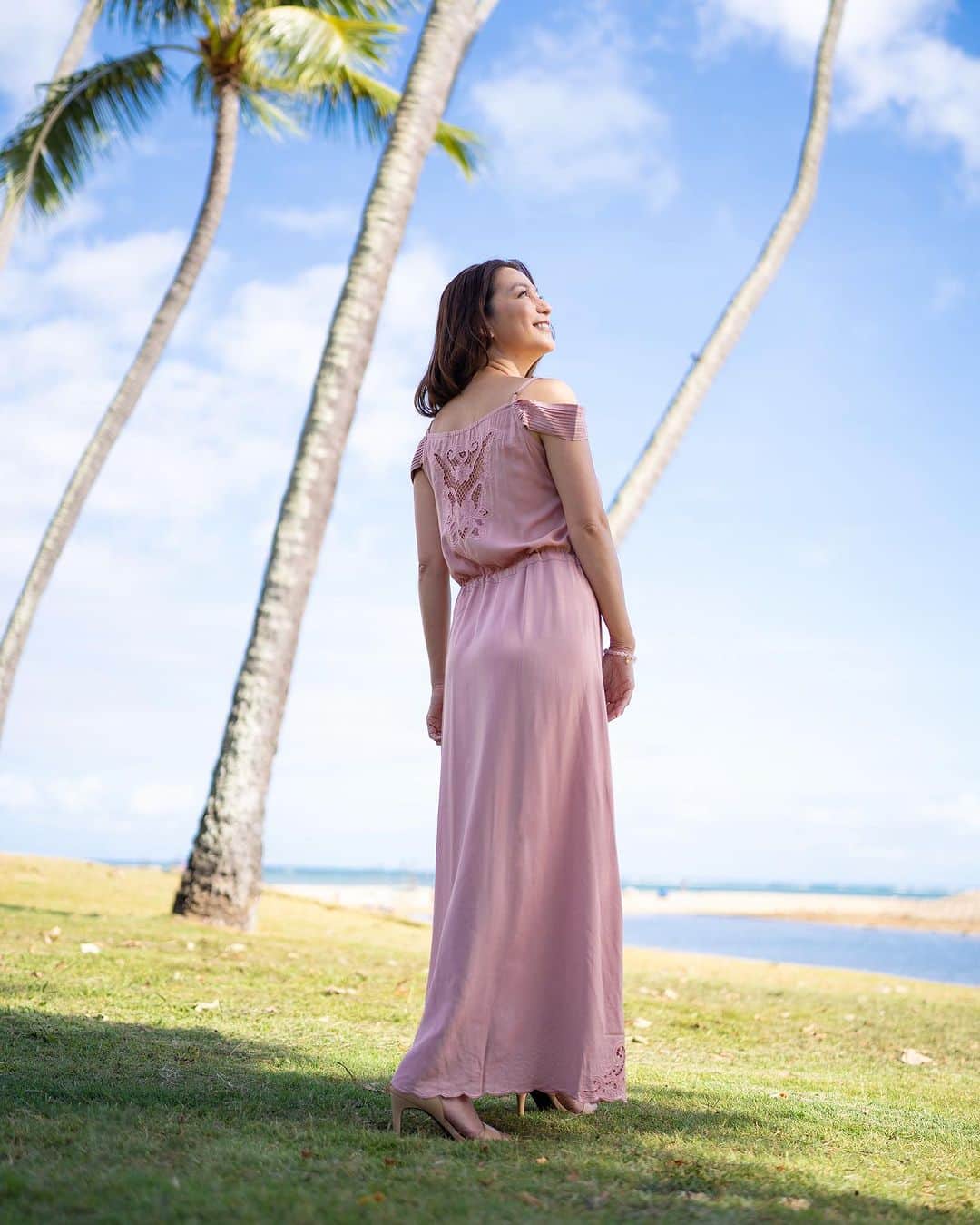 Angels By The Sea Hawaii Waikiki Based Boutiques ?Original clothing designed のインスタグラム：「Meet me in Hawaii… 🌺 @angelsbythesea  どんな方にも愛されるリリーロングドレスは お店の定番人気商品  スリット、オフショル、刺繍、タッセル…  可愛いを詰め込んだドレスです  The Lily Long Dress, loved by all, is a store’s long-winning popular item.   Slits, off-the-shoulder, embroidery, tassels... this dress has so much to offer🥰   👗 Lily Long Dress 📸 @nina_bythesea @angelsbythesea  📍 Honolulu, Hawaii  @angelsbythesea has been Hawaii’s resort fashion brand based in Honolulu, Hawaii, since 2010. Please visit our online store 🌺www.angelsbytheseahawaii.com Owner Designer Nina Thai (Miss Waikiki) @nina_bythesea (日本語勉強中📚🙇🏻‍♀️) Please feel free to tag your pic for a chance to be featured!  ハワイのリゾートファッション、 エンジェルズバイザシー はミスワイキキである Nina Thai によって作られたハワイオリジナルファッションブランドです🌴日本語ウェブサイトはこちら www.angelsbytheseahawaii.jp  ハワイやリゾートファッションが好きな人は是非私達のアカウントをフォローして下さい🙌また私達の商品をポストする際にタグ付けしていただいたら私達からリポストされるチャンスがあります  #angelsbytheseahawaii #angelsbythesea #resortwear #hawaii #waikiki  #ハワイ #ワイキキ #カイルア #ラニカイビーチ #シンプルコーデ #エンジェルズバイザシーハワイ #エンジェルズバイザシー #リゾートファッション #ハワイ限定 #白ドレス #マキシワンピ #スリット」