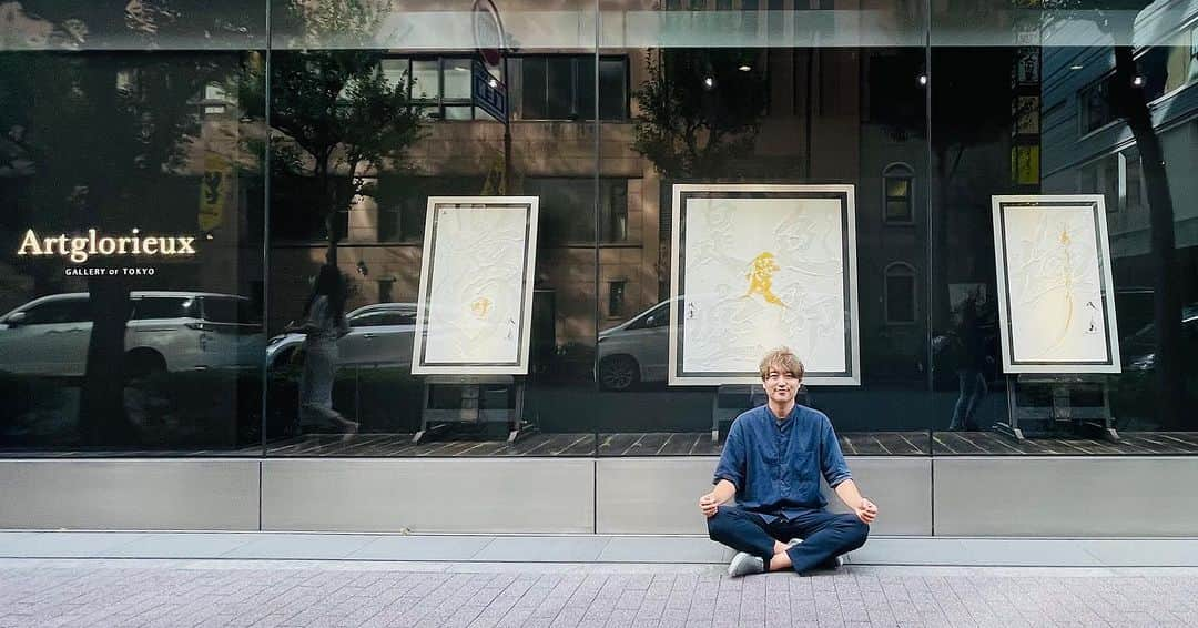 武田双雲のインスタグラム：「GINZA SIXのWindow展示なう。 （DIORの隣）  #GINZASIX 双雲個展9.7〜9.20 「色即是空」 #アールグローリュー #produce by SELENEARTMEDIA #souun #双雲」