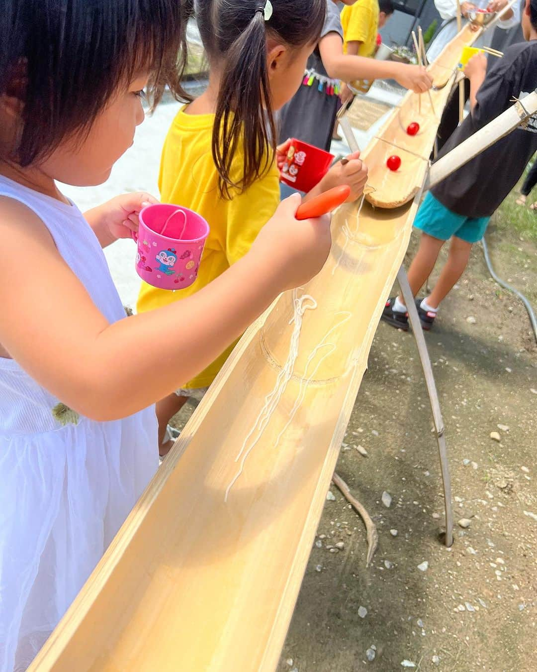 野木久美子さんのインスタグラム写真 - (野木久美子Instagram)「流しそーめんはそーめんだけじゃない。 何でもいれていいんよ🍅🥒🦐🌭  と。 確かにーー！！😆！！  自由だぁーーー！！  ワカメも入れたり蕎麦も入って最後は混ざりに混ざってお口の中も幸せでした😙♡  夏はイベントごと沢山で嬉しいな☺️  来年も宜しく😚🫶 @akiko52572h   #子どもたちも喜ぶ#流しそーめん#流し素麺スライダー #流し素麺#夏の風物詩」8月30日 16時35分 - nogikumigram