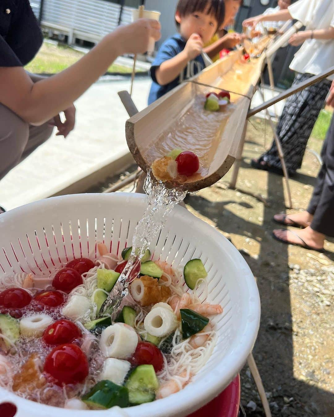 野木久美子のインスタグラム：「流しそーめんはそーめんだけじゃない。 何でもいれていいんよ🍅🥒🦐🌭  と。 確かにーー！！😆！！  自由だぁーーー！！  ワカメも入れたり蕎麦も入って最後は混ざりに混ざってお口の中も幸せでした😙♡  夏はイベントごと沢山で嬉しいな☺️  来年も宜しく😚🫶 @akiko52572h   #子どもたちも喜ぶ#流しそーめん#流し素麺スライダー #流し素麺#夏の風物詩」