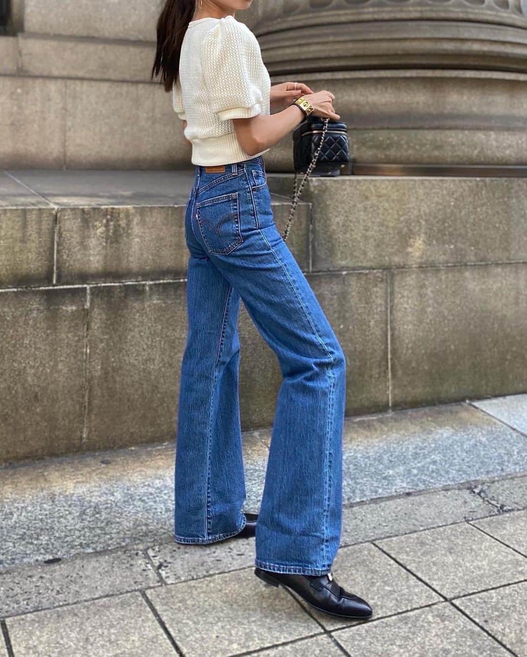 のインスタグラム：「人気のショートニット9/1(金)から 新色のblackが仲間入りして入荷します♡  合わせているデニムは　@levis_japan  またまた神シルエットな一本🥹 品番 A7946-0000  RIBCAGE WIDE LEG  ハイライズ+ストレートで脚長効果と程よい抜け感もあり、 カジュアルに合わせられるのが嬉しい♩ 腰回りがフィットしているシルエットなので 女性らしさもプラスしてくれます👏  #levis #リーバイス #リーバイス23AW #pr」
