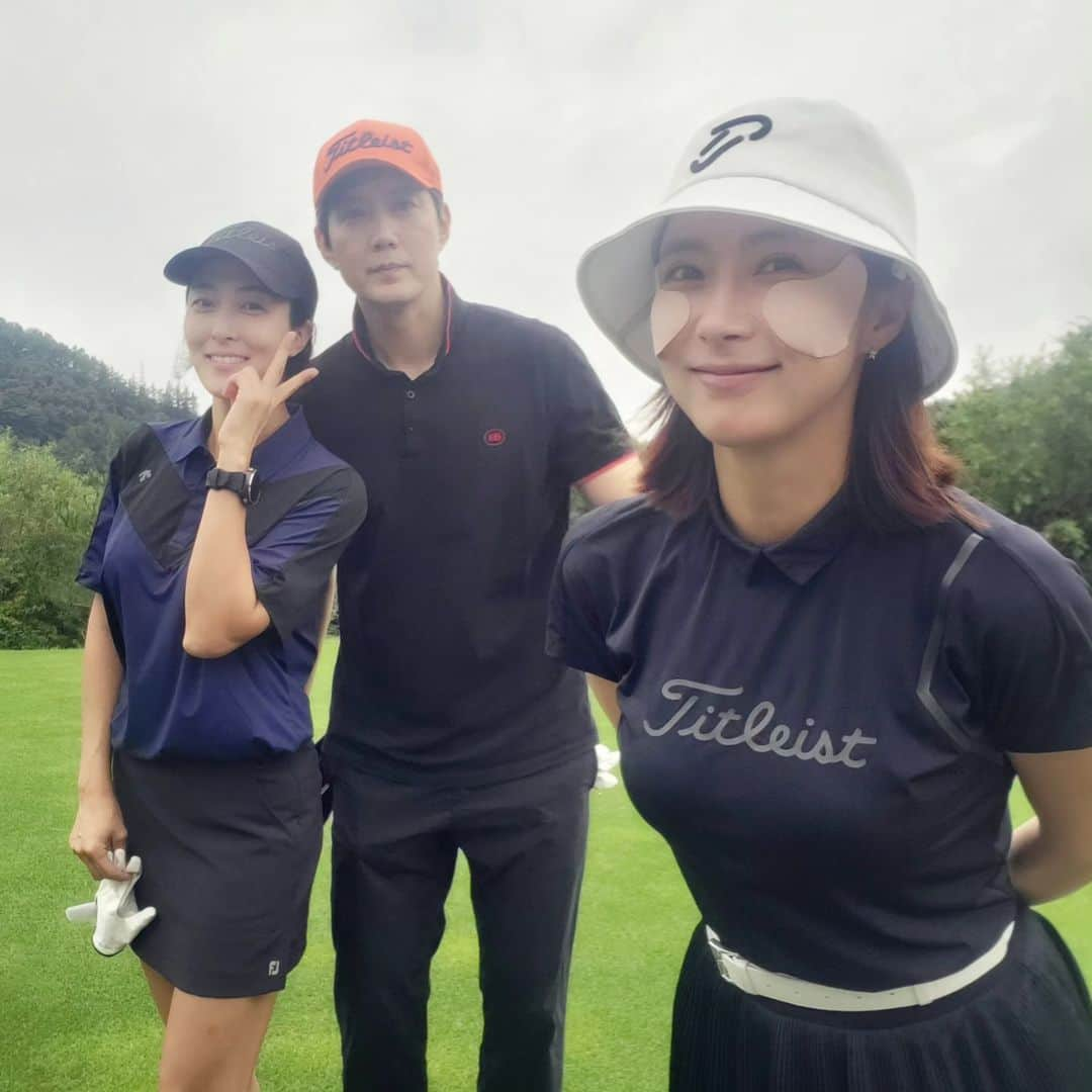 キム・ユンギョンさんのインスタグラム写真 - (キム・ユンギョンInstagram)「#네스트팀  #월례회 있는날🏌‍♀️ 우리 C조는 에이스팀이죠😅  #김윤경 #오만석 #류진 #박민영  .. #코알라카르마 마시고 제가 네스트팀  #우승 했다지요~✌️ 오만석오빤 음료에 취하고ㅋ  ✔️우리는 즐겁고 유쾌한 그러면서도 진지한 #골프를사랑하는배우들🎵 . . #배우골퍼들 #더플레이어스cc  #골프치는여자 #운동하는엄마 #김윤경라이프」8月30日 16時47分 - _yun_kyung__