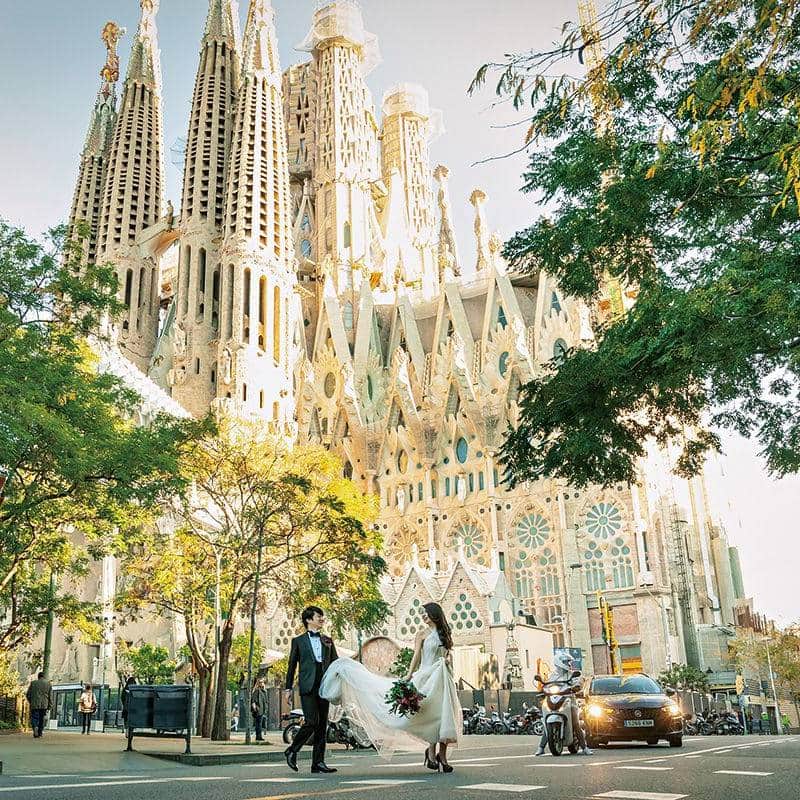 25ansウエディングのインスタグラム：「25ansウエディング オフィシャル・ブライズのぷーさんの海外フォトをご紹介！  1_スペイン・ #バルセロナ の #サグラダファミリア の前で撮影。荘厳な建築と軽やかなふたりのムードの対比がおしゃれなこの写真、ビートルズのアビー・ロードへのオマージュだそうです。  ２_ #フィレンツェ の市内を一望できる場所で、マジックアワーに撮影したロマンチックな一枚。雨上がりということでしっとりとした空気も伝わってきます。  25ansウエディング デジタルの記事では、フィレンツェのセント・ジェームス教会での挙式の様子や、市内やトスカーナ、バルセロナでのフォト撮影もたっぷり掲載しています。海外ウエディングの参考にぜひ！ 👉世界遺産の街・フィレンツェやバルセロナで感動のウエディング！  #25ansウエディング #25answedding #25ansbeauty #25ans #ヴァンサンカンウエディング #25ansウエディングオフィシャルブライズ #前撮り #後撮り #ハネムーン # #海外ウエディング #フォトウエディング」