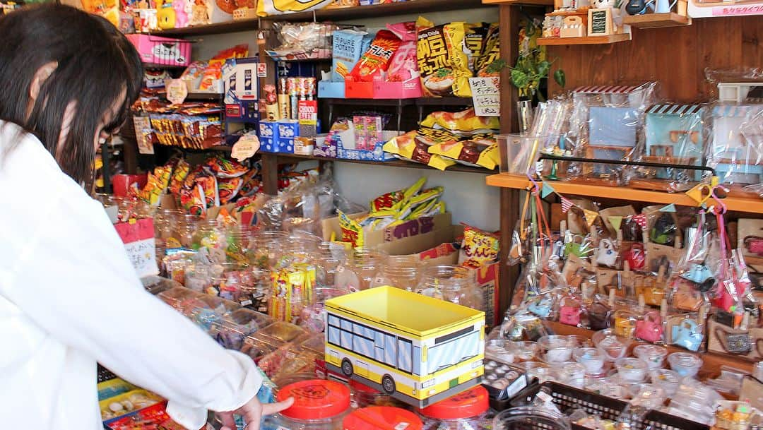 平塚市さんのインスタグラム写真 - (平塚市Instagram)「【平学写真部×ひらつかLaLaぽた8️⃣】駄菓子屋まめぶん🍬 今や貴重な駄菓子屋さんが2年前に平塚にオープン🎊元々は、現店主の祖父が平塚に豆文商店を創業しました。その後、祖母、母へと後を継ぎますが一度は閉店します。そして１３年の時を経て、駄菓子屋として再び開店しました🌟今では地域の子どもたちはもちろん、大人も昔を懐かしむ憩いの場となっています👨‍👩‍👧🎶 ■駄菓子屋まめぶん ・住所：平塚市幸町26-3　　・営業時間：［水～金］13：30～18：00、［土日祝］10：00～18：00 ・定休日：月・火曜日 ※詳しくはお店の公式ウェブをご覧ください。  ※当投稿内の写真・投稿文は平塚学園写真部のみなさんによって企画・撮影された内容です。投稿は今回で終了です。ご覧いただきありがとうございました。  #手をつなぎたくなる街　#hiratsukagood　#hiratsuka　#kanagawaphotoclub #平塚　#平塚市　#湘南　#平塚学園　#平塚学園高等学校　#平学　#写真部　#高校生　#部活　#高校生活　#サイクリング　#ポタリング　#ひらつかlalaぽた #スルガ銀行　#スルガ銀行サイクリングプロジェクト　#まめぶん　#駄菓子屋　#昭和　 #平塚市駄菓子屋　#駄菓子屋まめぶん #平塚学園写真部　#テイクオーバー　#instagramtakeover　#instagramjapan #igersjp」8月30日 17時00分 - hiratsukagood