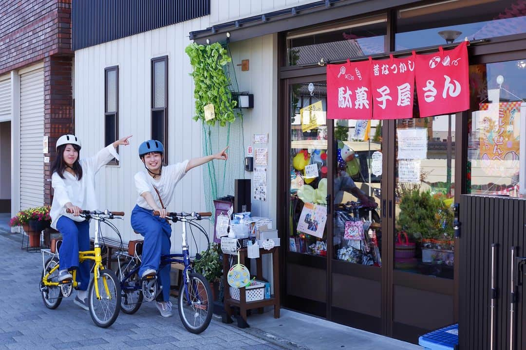 平塚市さんのインスタグラム写真 - (平塚市Instagram)「【平学写真部×ひらつかLaLaぽた8️⃣】駄菓子屋まめぶん🍬 今や貴重な駄菓子屋さんが2年前に平塚にオープン🎊元々は、現店主の祖父が平塚に豆文商店を創業しました。その後、祖母、母へと後を継ぎますが一度は閉店します。そして１３年の時を経て、駄菓子屋として再び開店しました🌟今では地域の子どもたちはもちろん、大人も昔を懐かしむ憩いの場となっています👨‍👩‍👧🎶 ■駄菓子屋まめぶん ・住所：平塚市幸町26-3　　・営業時間：［水～金］13：30～18：00、［土日祝］10：00～18：00 ・定休日：月・火曜日 ※詳しくはお店の公式ウェブをご覧ください。  ※当投稿内の写真・投稿文は平塚学園写真部のみなさんによって企画・撮影された内容です。投稿は今回で終了です。ご覧いただきありがとうございました。  #手をつなぎたくなる街　#hiratsukagood　#hiratsuka　#kanagawaphotoclub #平塚　#平塚市　#湘南　#平塚学園　#平塚学園高等学校　#平学　#写真部　#高校生　#部活　#高校生活　#サイクリング　#ポタリング　#ひらつかlalaぽた #スルガ銀行　#スルガ銀行サイクリングプロジェクト　#まめぶん　#駄菓子屋　#昭和　 #平塚市駄菓子屋　#駄菓子屋まめぶん #平塚学園写真部　#テイクオーバー　#instagramtakeover　#instagramjapan #igersjp」8月30日 17時00分 - hiratsukagood