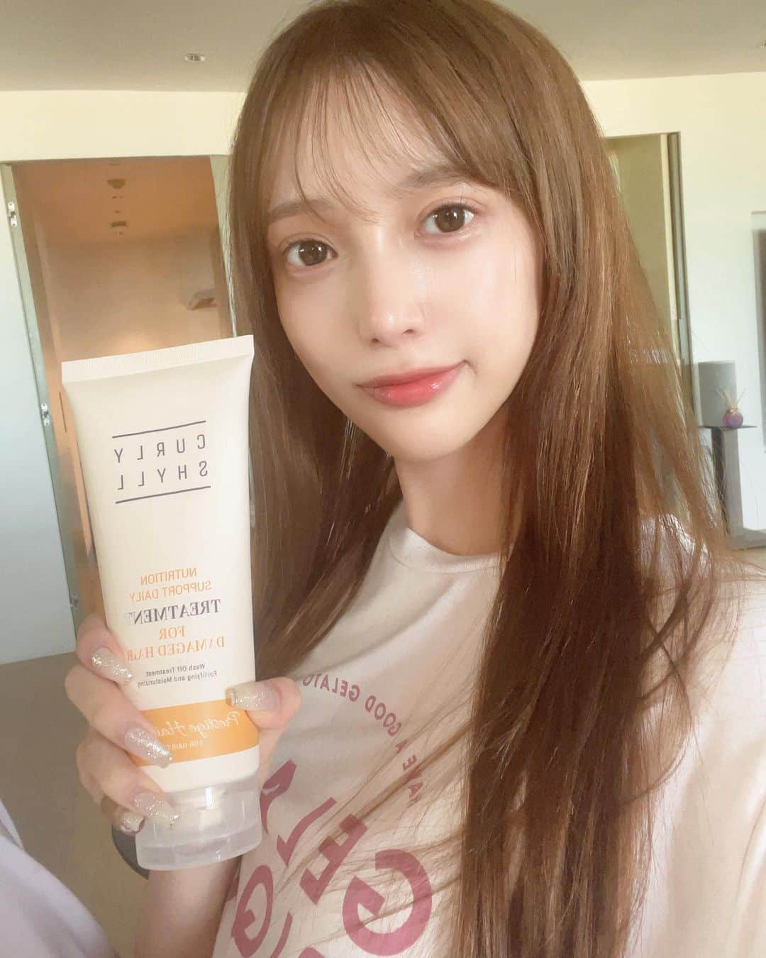 神谷樹里奈のインスタグラム：「すっぴん失礼します  韓国で有名アーティストを数々担当しているヘアメイクさん発のヘアケアブランド　#カーリーシール　  乾燥や敏感肌など悩み別で選べて使い心地も香りもとっても良かったです☺️  是非使ってみて下さい！  私のおすすめはここに写ってないけどクッションブラシ🧙🏻笑  #カーリーシール  #curlyshyll #ヘアケア  #韓国ヘアブランド  #サロンシャンプー #サロン専売品  #カーリーシールCOC #커리쉴coc #pr」