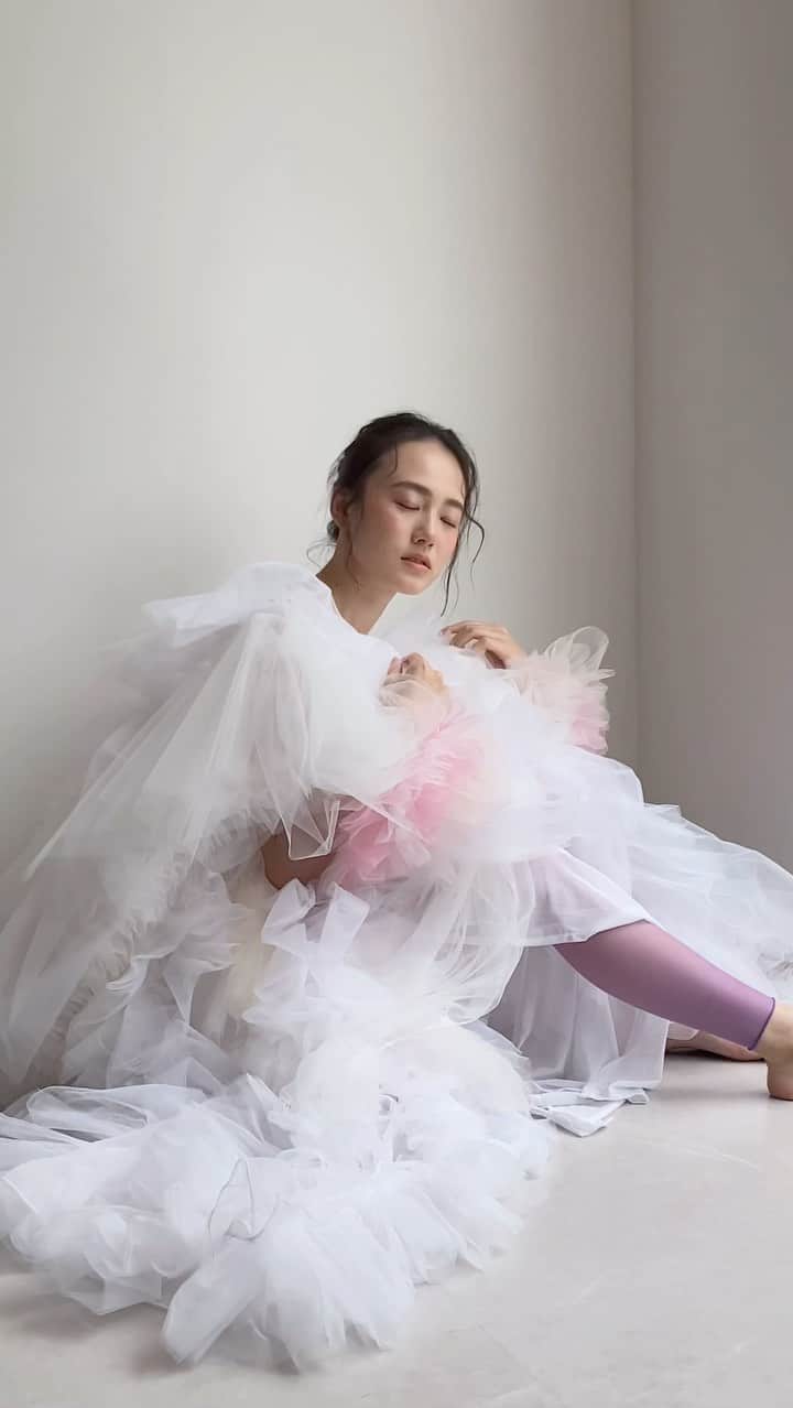 ARAKI SHIROのインスタグラム：「-Behind the shoot- my memory on this summer with the white,yellow and black dresses.  #ARAKISHIRO #emergingdesigners」