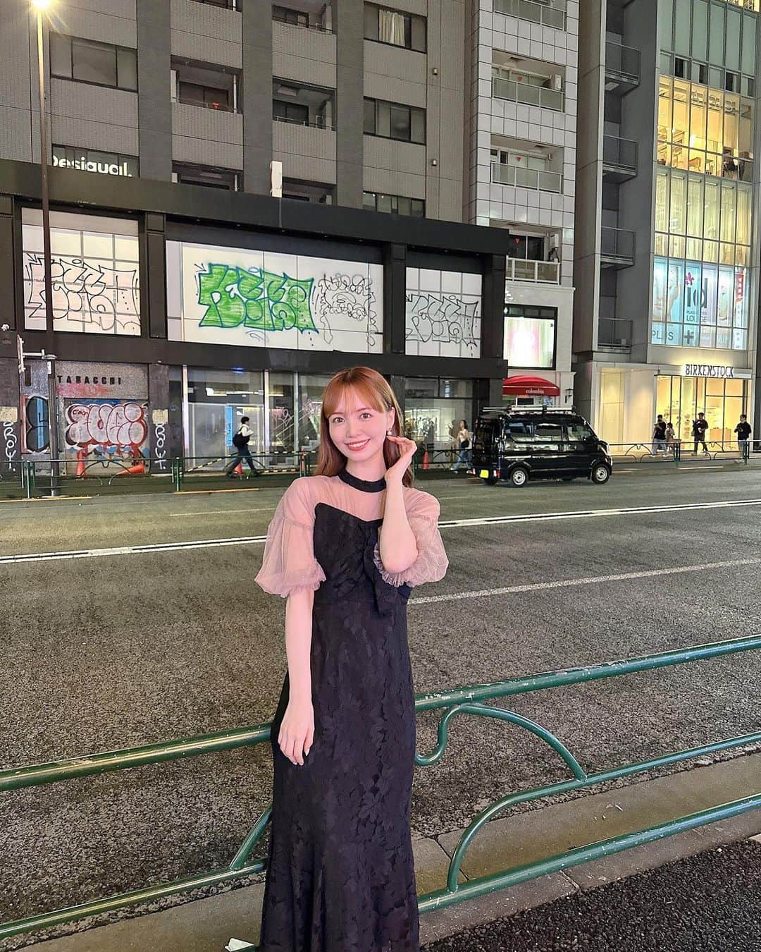のインスタグラム：「. . 夜の写真は珍しいかも😌 都会は遅い時間でも明るくて凄い！！  @leja__official さんのワンピースは シルエットがとっても素敵だし お上品なレースやきらきらが可愛かった♡  生地もしっかりしていて着心地よきです🕊️ . . #leja #ワンピース #ワンピースコーデ #パーティー #パーティードレス  #パーティーコーデ #ドレス ##山根千佳 #お呼ばれコーデ #お呼ばれドレス #マーメードドレス #マーメードスカート  #オケージョンドレス #結婚式お呼ばれ  #結婚式コーデ #結婚式ドレス #二次会コーデ  #二次会ドレス #ドレスコード #女子会コーデ」