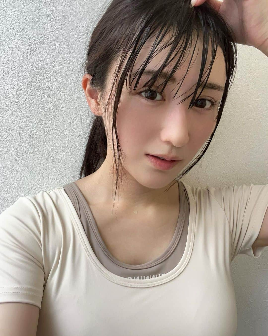 伊藤愛真さんのインスタグラム写真 - (伊藤愛真Instagram)「3枚目の汗、全然伝わらんくない？🤦🏻‍♀️ . お腹空きすぎてまーたこんな時間にハヤシライス食べてプラマイゼロ🤦🏻‍♀️ . . . . . . #ジム#ランニング女子#ランニングウェア#ヨガウェア」8月30日 16時56分 - __emagram