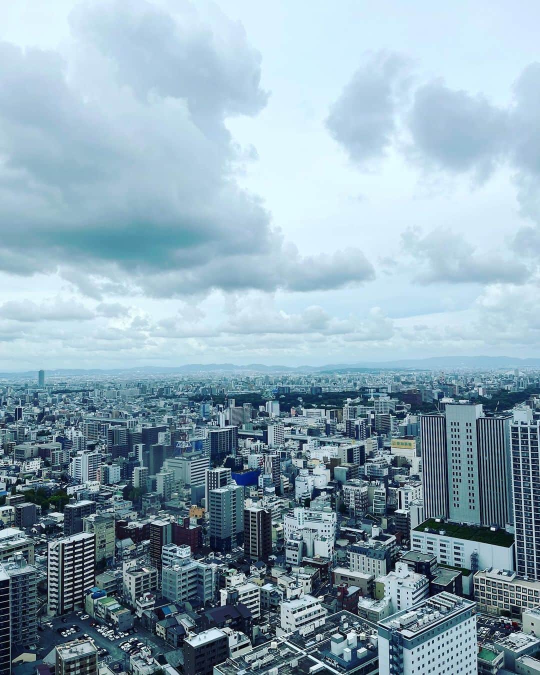 やまだひさしのインスタグラム：「本日のロケは会社訪問。 名古屋城を見下ろせる職場だなんて羨ましー！！ お殿様ー！！！ もう少し居たかったなぁw 東京帰りまーす。 #やまだひさし #ラジオ #DJ #名古屋 #出張」