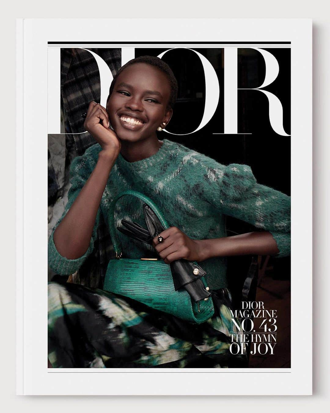 クリスチャンディオールさんのインスタグラム写真 - (クリスチャンディオールInstagram)「Discover the cover for the latest issue of #DiorMagazine 43, a contemporary rendition of the "Little Dictionary of Fashion", shot against the enchanting backdrop of Paris. Highlighting the #DiorAW23 collection by @MariaGraziaChiuri, the photoshoot exudes Parisian romanticism, embracing the beauty, strength, and vulnerability of femininity.  © @LunaContee」8月30日 17時09分 - dior