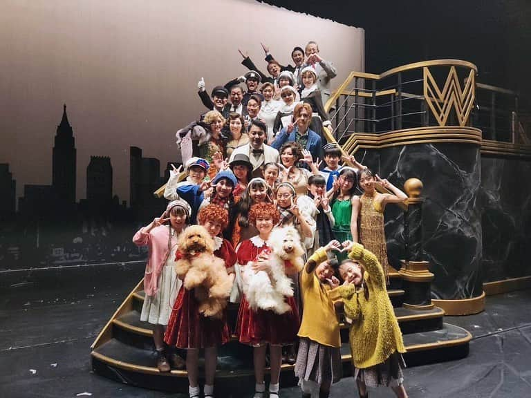 島ゆいかのインスタグラム：「⁡ チーム・モップ / チーム・バケツ 🧡💛❤️ #musical #annie #ミュージカル #アニー #アニー2023」