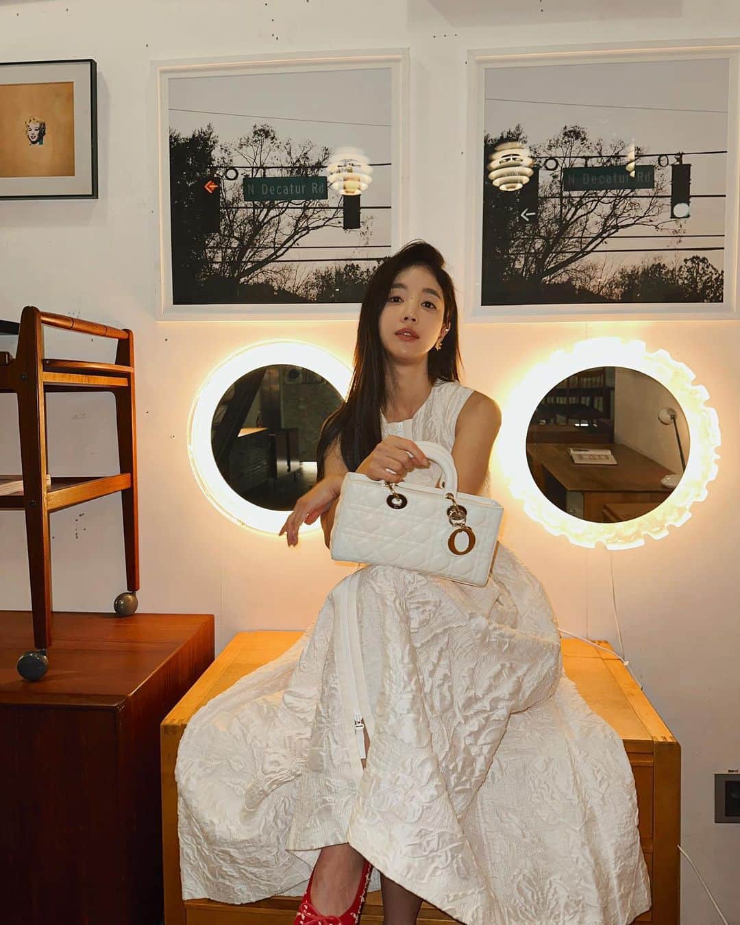 キ・ウンセさんのインスタグラム写真 - (キ・ウンセInstagram)「‘Lady Dior Celebration’ 전시가 9월2일  디올 성수에서 선 보입니다.🖤 한국 아티스트의 작품들도 만나 볼수 있다니  17일 까지 진행되는 특별한 전시를  방문해 보세요💁‍♀️ . . #ladydior」8月30日 17時02分 - kieunse