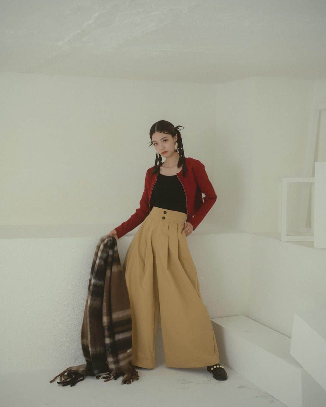 Vannie Officialさんのインスタグラム写真 - (Vannie OfficialInstagram)「23 A/W Collection .   ︎︎ double zip rib knit ivory / black / red / yellow ¥4,950(tax in)  ︎︎  double tack volume pants black / beige S / M / L ¥5,390(tax in)  tartan plaid volume muffler black / beige / pink / brown ¥2,970(tax in)  ︎︎  perl loafers black ¥4,950(tax in)   ︎︎ #vannie_u」8月30日 17時02分 - vannie__u