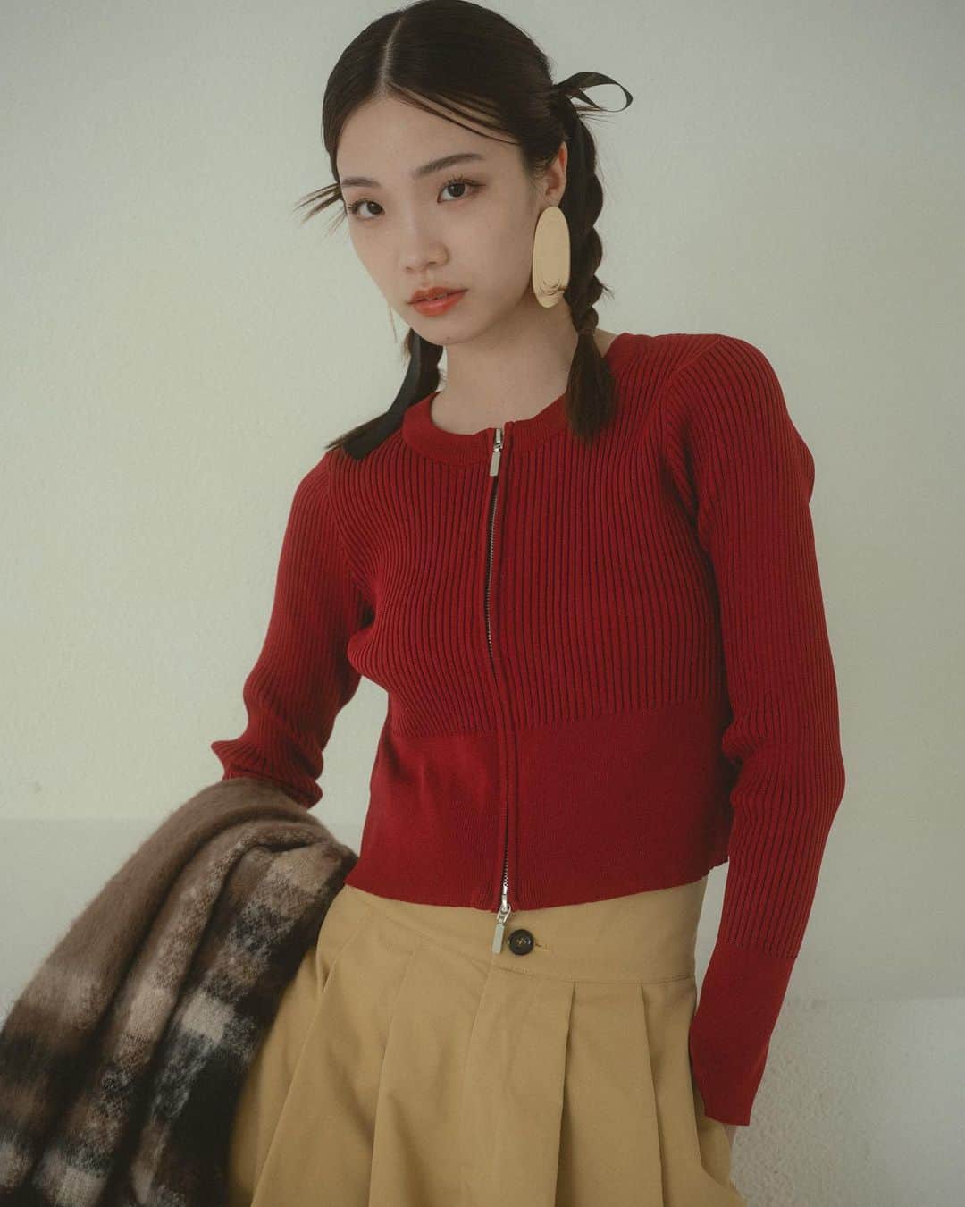 Vannie Officialさんのインスタグラム写真 - (Vannie OfficialInstagram)「23 A/W Collection .   ︎︎ double zip rib knit ivory / black / red / yellow ¥4,950(tax in)  ︎︎  double tack volume pants black / beige S / M / L ¥5,390(tax in)  tartan plaid volume muffler black / beige / pink / brown ¥2,970(tax in)  ︎︎  perl loafers black ¥4,950(tax in)   ︎︎ #vannie_u」8月30日 17時02分 - vannie__u