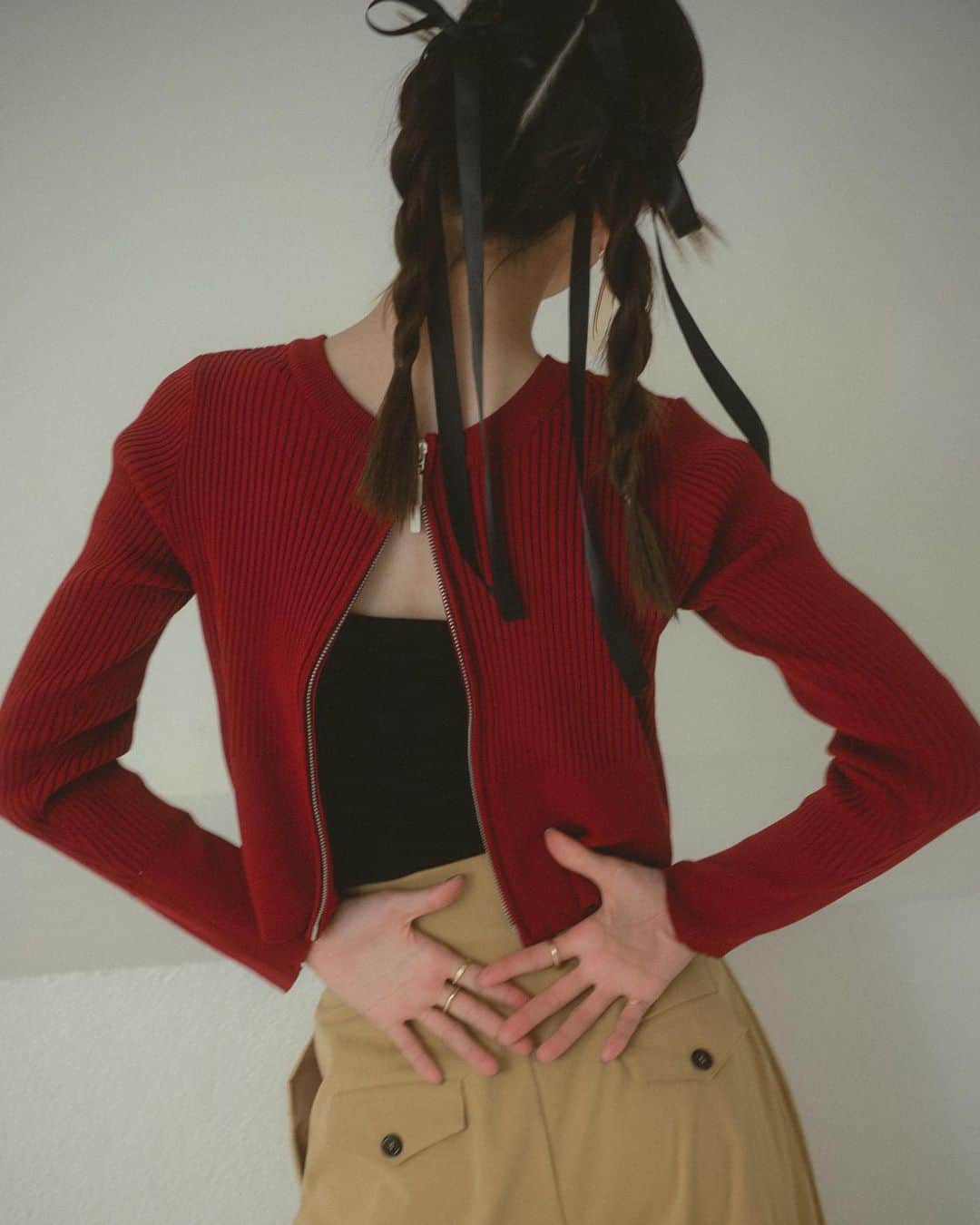 Vannie Officialさんのインスタグラム写真 - (Vannie OfficialInstagram)「23 A/W Collection .   ︎︎ double zip rib knit ivory / black / red / yellow ¥4,950(tax in)  ︎︎  double tack volume pants black / beige S / M / L ¥5,390(tax in)  tartan plaid volume muffler black / beige / pink / brown ¥2,970(tax in)  ︎︎  perl loafers black ¥4,950(tax in)   ︎︎ #vannie_u」8月30日 17時02分 - vannie__u