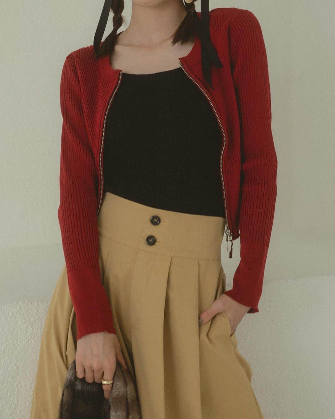 Vannie Officialさんのインスタグラム写真 - (Vannie OfficialInstagram)「23 A/W Collection .   ︎︎ double zip rib knit ivory / black / red / yellow ¥4,950(tax in)  ︎︎  double tack volume pants black / beige S / M / L ¥5,390(tax in)  tartan plaid volume muffler black / beige / pink / brown ¥2,970(tax in)  ︎︎  perl loafers black ¥4,950(tax in)   ︎︎ #vannie_u」8月30日 17時02分 - vannie__u