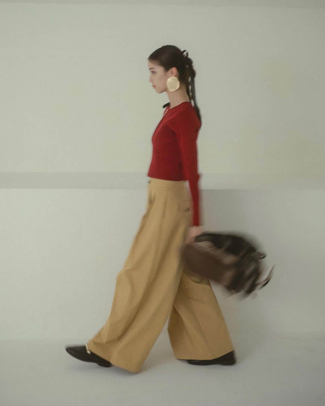 Vannie Officialのインスタグラム：「23 A/W Collection .   ︎︎ double zip rib knit ivory / black / red / yellow ¥4,950(tax in)  ︎︎  double tack volume pants black / beige S / M / L ¥5,390(tax in)  tartan plaid volume muffler black / beige / pink / brown ¥2,970(tax in)  ︎︎  perl loafers black ¥4,950(tax in)   ︎︎ #vannie_u」