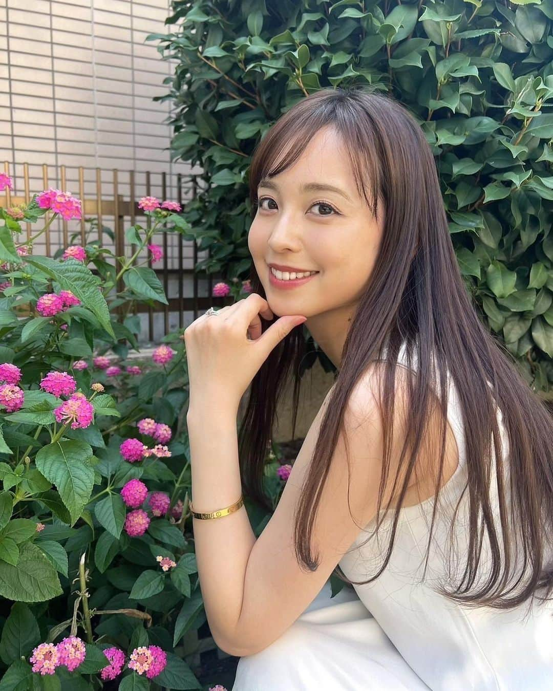 久慈暁子のインスタグラム：「* 今年の夏は特に紫外線のダメージが大きく  髪の毛がパサつきがちですよね。   そんな時はこちら！    🧴スティーブンノル　モイスチュアコントロール シャンプー W  🧴スティーブンノル　モイスチュアコントロール コンディショナー W  🧴スティーブンノル　モイスチュアコントロール ヘアオイル W    NYトップスタイリスト  スティーブン•ノル監修の  スティーブンノル　モイスチュアシリーズを使ってから 髪がしっとりして  指通りもなめらかな髪になりました🌿  香りも爽やかでみずみずしい  フルーティムスクのいい香りにいやされます。  さらさらまとまる髪で 夏を思いっきり楽しみましょう🌴  *   #スティーブンノル  #ヘアケア  #skny_pr  #乾燥ケア」